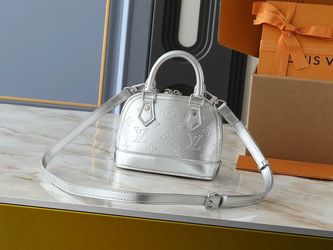 💰220💰Upgraded from the original model, the same Patent Leather Series M82717 M91606 M93595 Alma BB handbag is derived from the classic Louis Vuitton bag designed in 1934. This compact bag easily holds keys, wallet, smartphone and lipstick. Detachable shoulder strap for cross-body wear. This modern version of the bag continues its classic silhouette in Epi leather in bright and inspiring colours. Dimensions: 18x12x8