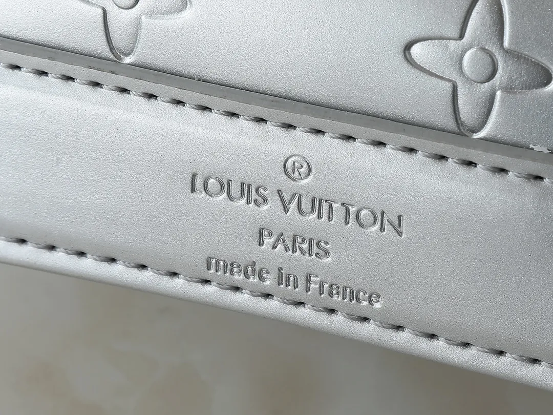 💰220💰Upgraded from the original model, the same Patent Leather Series M82717 M91606 M93595 Alma BB handbag is derived from the classic Louis Vuitton bag designed in 1934. This compact bag easily holds keys, wallet, smartphone and lipstick. Detachable shoulder strap for cross-body wear. This modern version of the bag continues its classic silhouette in Epi leather in bright and inspiring colours. Dimensions: 18x12x8