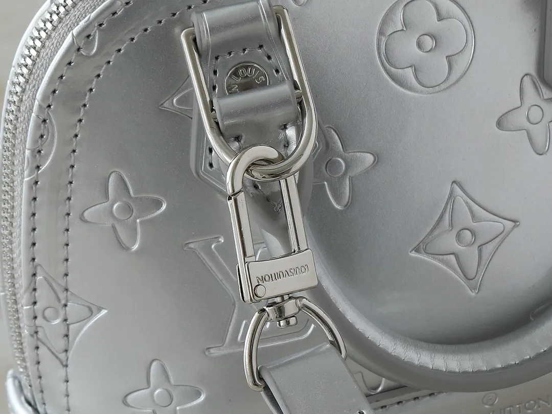 💰220💰Upgraded from the original model, the same Patent Leather Series M82717 M91606 M93595 Alma BB handbag is derived from the classic Louis Vuitton bag designed in 1934. This compact bag easily holds keys, wallet, smartphone and lipstick. Detachable shoulder strap for cross-body wear. This modern version of the bag continues its classic silhouette in Epi leather in bright and inspiring colours. Dimensions: 18x12x8