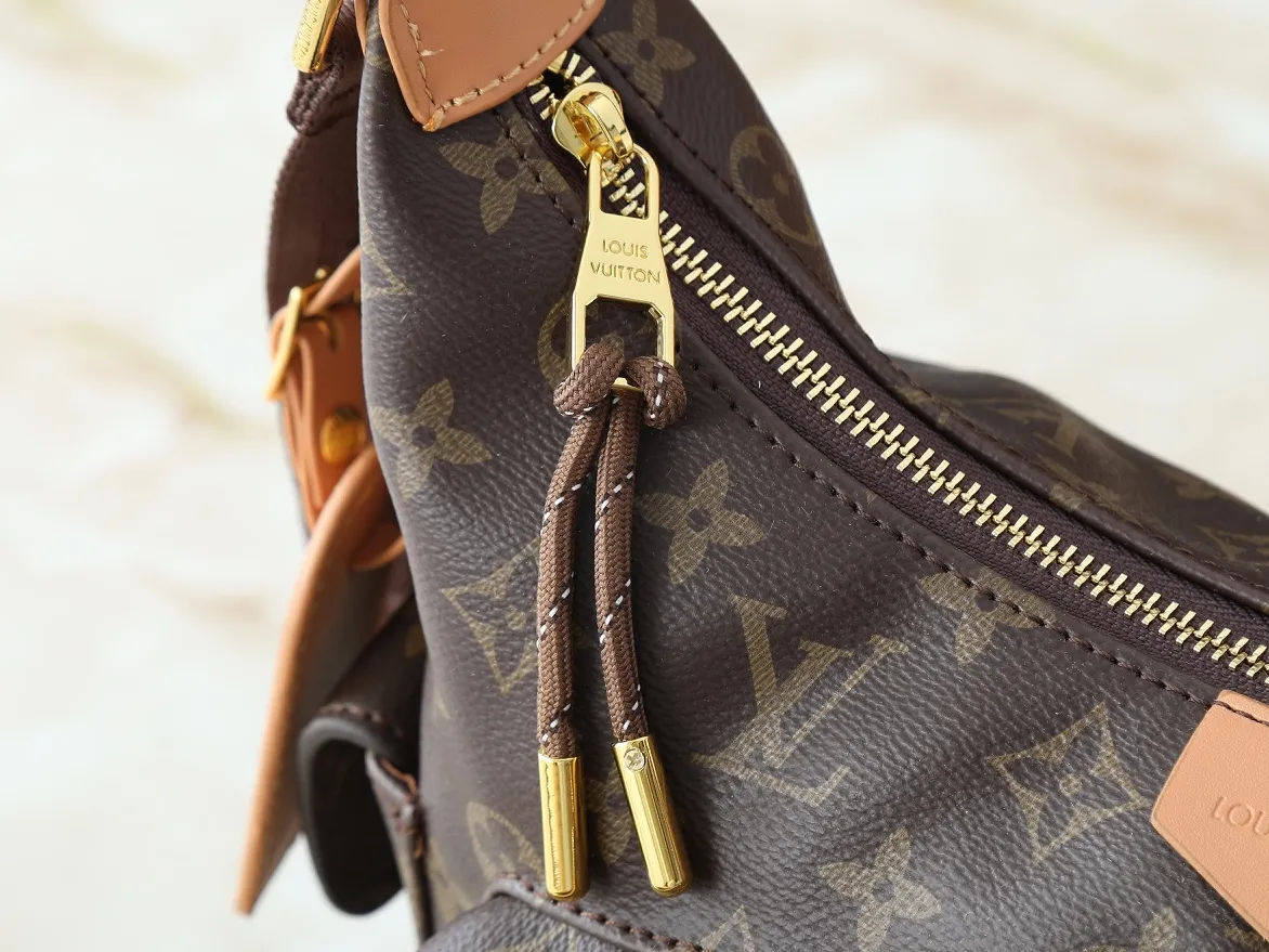 💰280💰Upgraded from the original M12697 full khaki Presbyopia bag, floral material, classic canvas with wide shoulder straps, double pockets with magnetic buckles on both sides, presbyopia double pocket fabric with adjustable wide shoulder straps, injecting practical functions into the avant-garde design. The single-shoulder crossbody bag has always been a favorite of LV khakis with presbyopic classic vintage enthusiasts, and looks good on both men and women. Dimensions: length, height and width 30×31×10.8