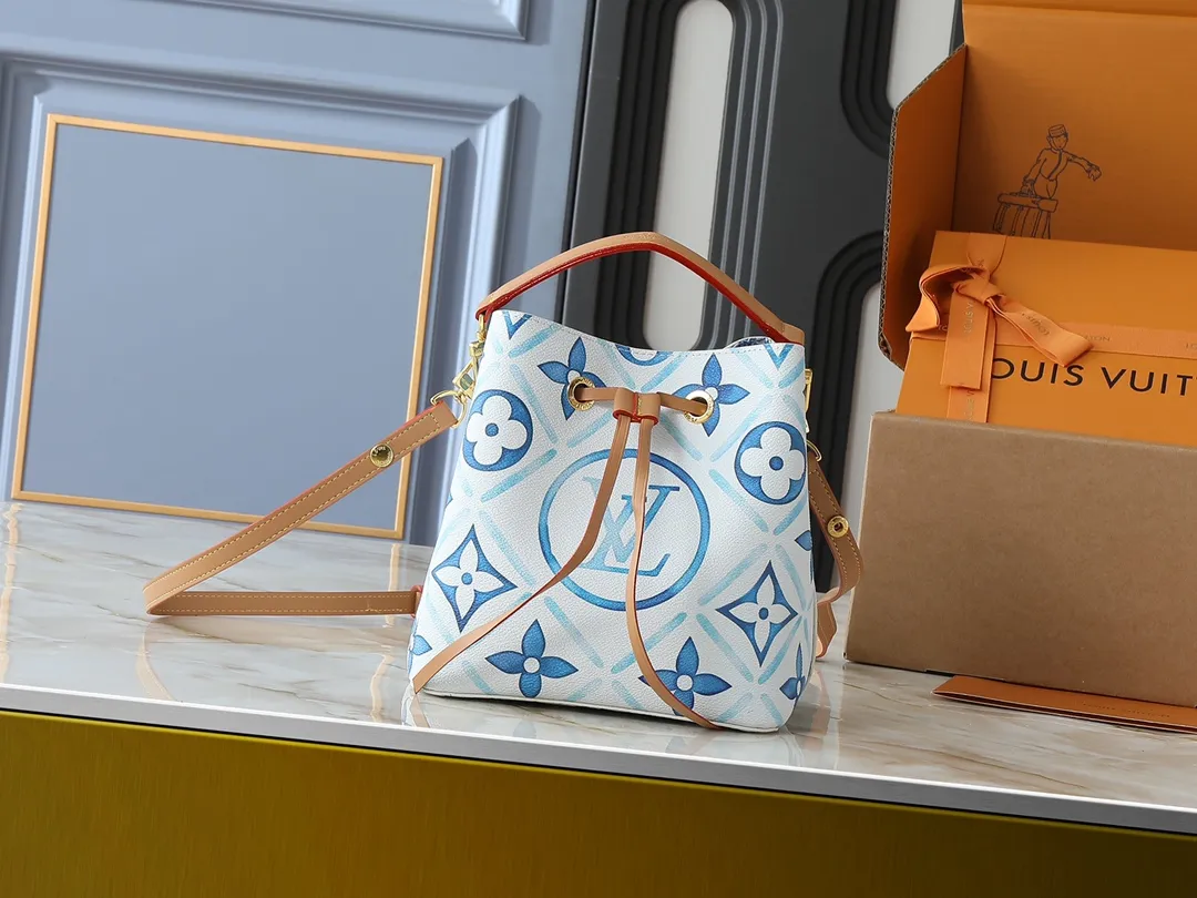 💰240💰Upgraded from the original M25315 M46581 M44022, this Néonoé BB handbag is made of Monogram Tiles coated canvas, with the pastel Monogram pattern embracing the central LV Circle logo and contrasting with the printed fabric lining. The slim bucket bag silhouette can be carried easily by hand or on the shoulder. Dimensions: 20.0 x 20.0 x 13.0 cm (length x height x width)