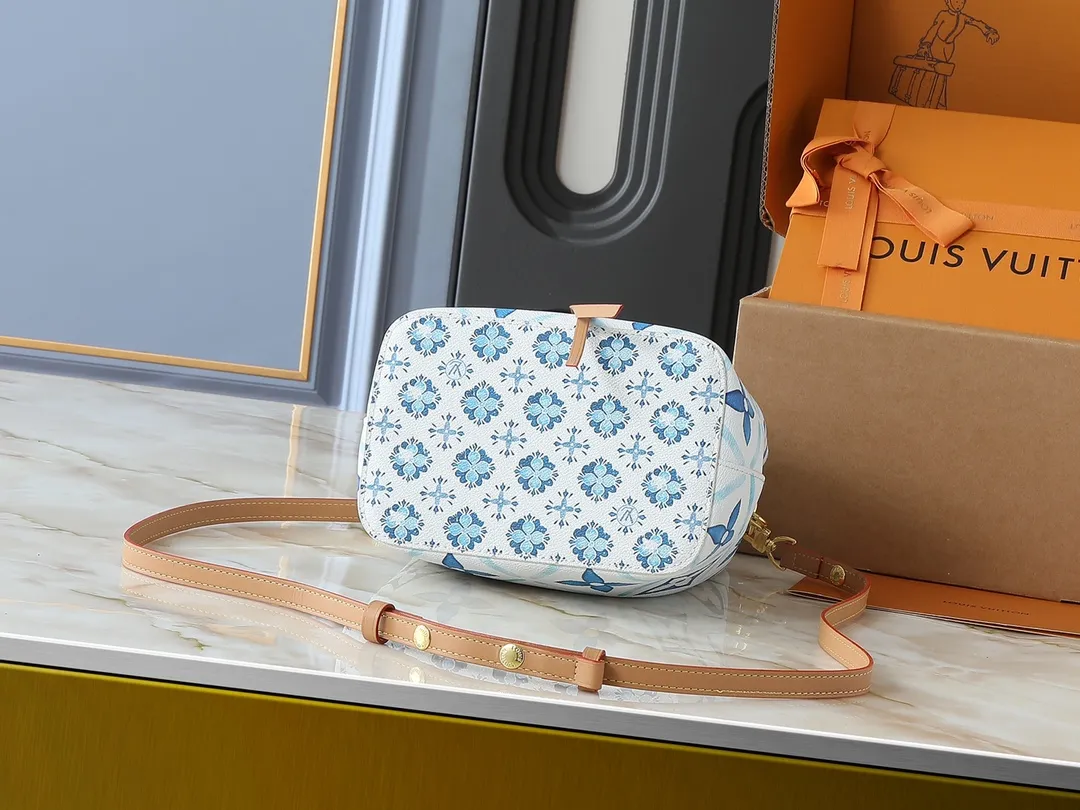 💰240💰Upgraded from the original M25315 M46581 M44022, this Néonoé BB handbag is made of Monogram Tiles coated canvas, with the pastel Monogram pattern embracing the central LV Circle logo and contrasting with the printed fabric lining. The slim bucket bag silhouette can be carried easily by hand or on the shoulder. Dimensions: 20.0 x 20.0 x 13.0 cm (length x height x width)