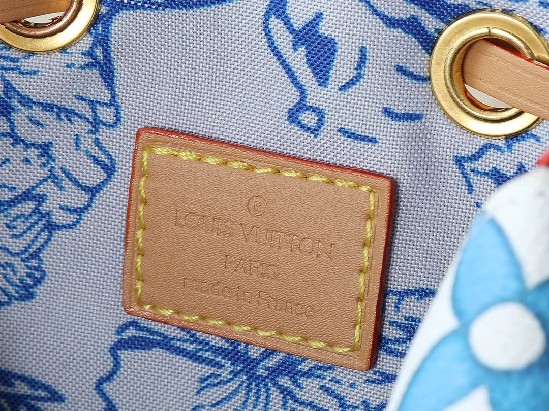 💰240💰Upgraded from the original M25315 M46581 M44022, this Néonoé BB handbag is made of Monogram Tiles coated canvas, with the pastel Monogram pattern embracing the central LV Circle logo and contrasting with the printed fabric lining. The slim bucket bag silhouette can be carried easily by hand or on the shoulder. Dimensions: 20.0 x 20.0 x 13.0 cm (length x height x width)