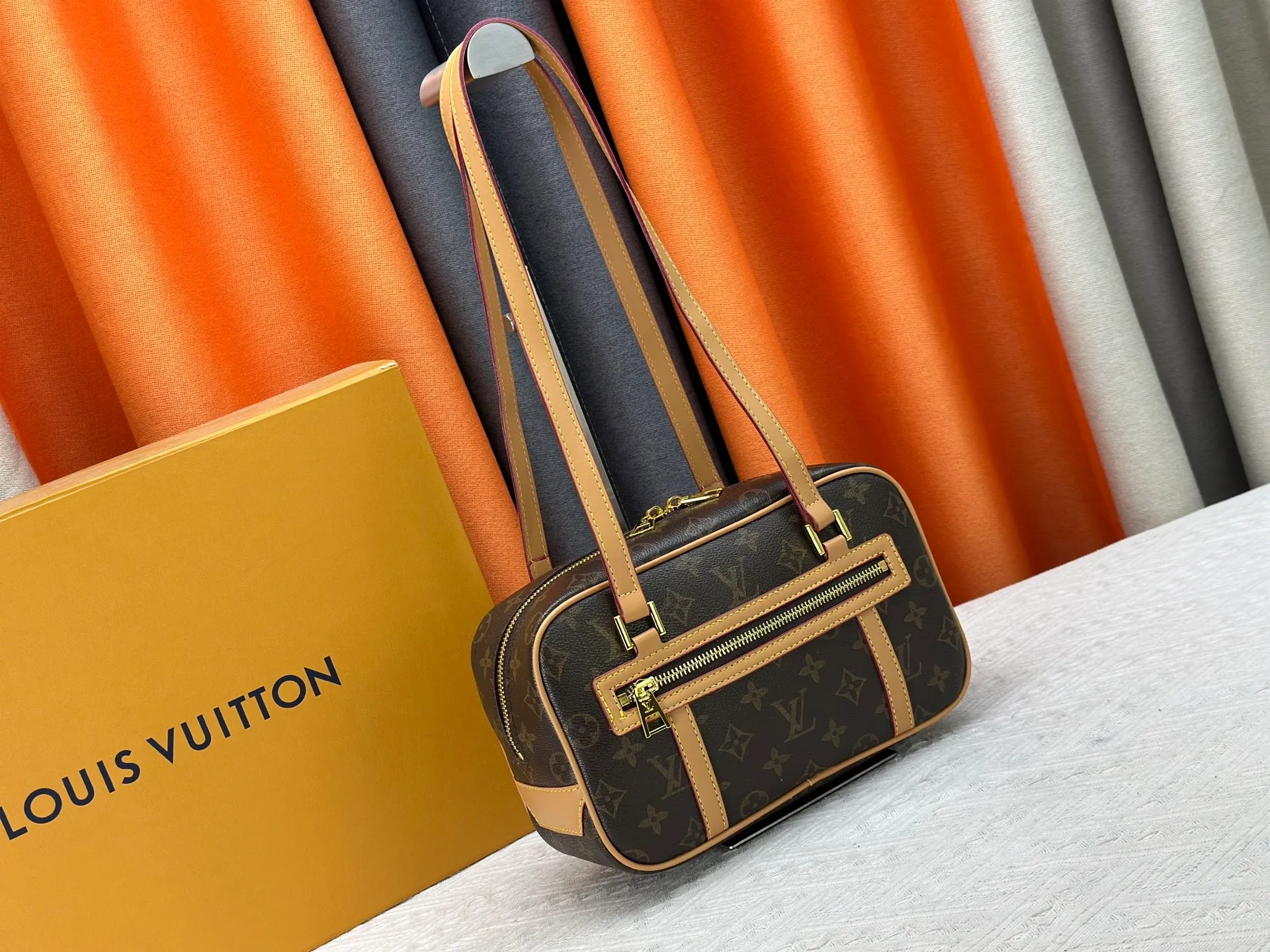 P240 M46321 Presbyopia ✨Middle-aged series Cité handbag is based on the rectangular handbag of the same name in the Louis Vuitton collection, using Monogram canvas to create a soft structure. The long handle makes it easy to carry on the shoulder, and the leather side straps, zippered front pocket and large zipper pull add youthfulness. Size: 26*16*11