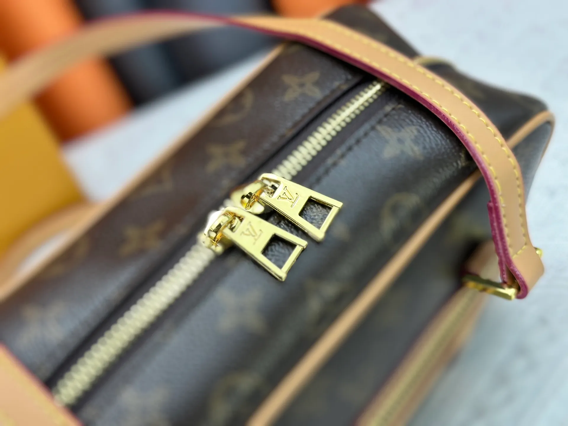 P240 M46321 Presbyopia ✨Middle-aged series Cité handbag is based on the rectangular handbag of the same name in the Louis Vuitton collection, using Monogram canvas to create a soft structure. The long handle makes it easy to carry on the shoulder, and the leather side straps, zippered front pocket and large zipper pull add youthfulness. Size: 26*16*11