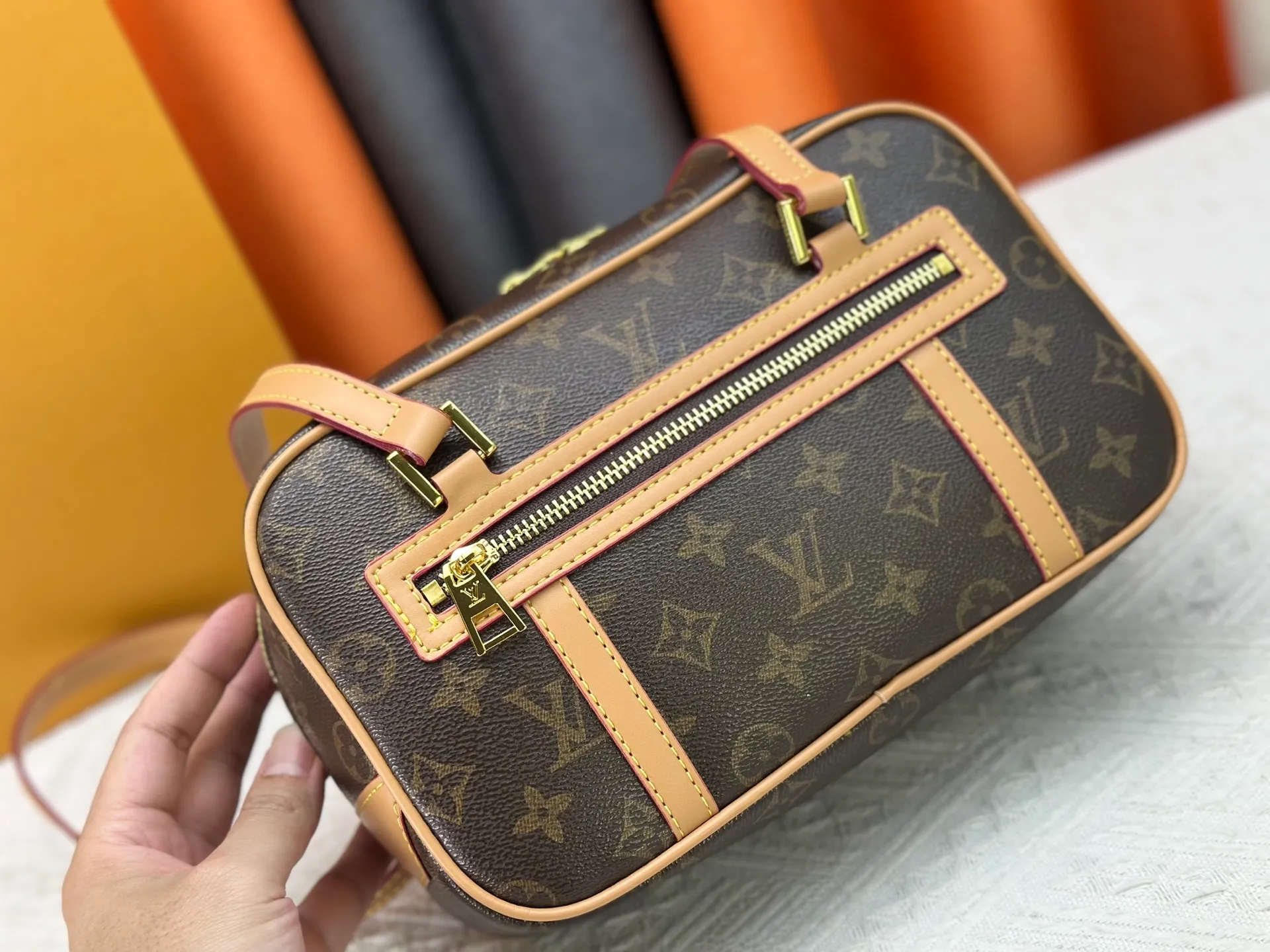 P240 M46321 Presbyopia ✨Middle-aged series Cité handbag is based on the rectangular handbag of the same name in the Louis Vuitton collection, using Monogram canvas to create a soft structure. The long handle makes it easy to carry on the shoulder, and the leather side straps, zippered front pocket and large zipper pull add youthfulness. Size: 26*16*11