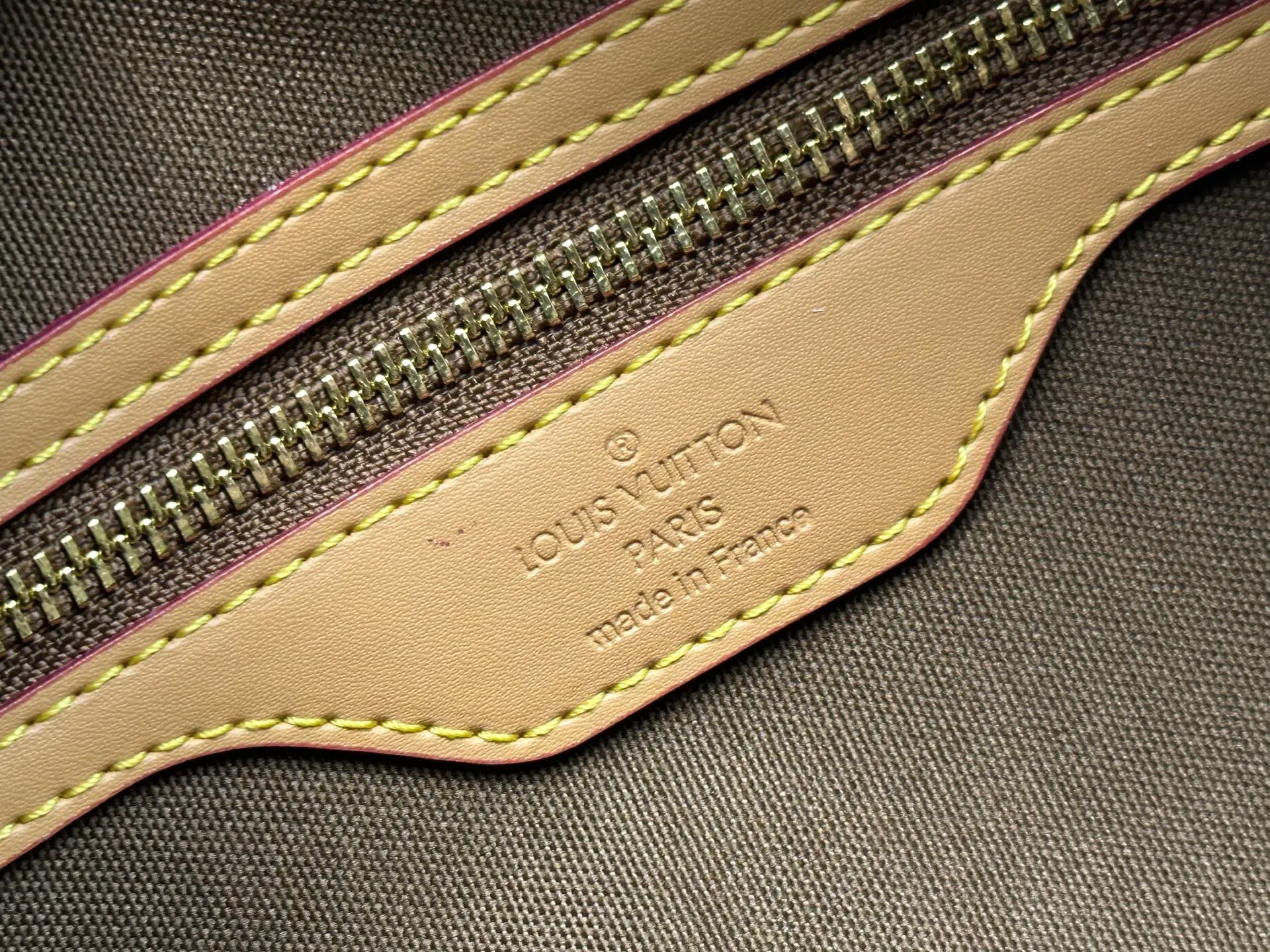 P240 M46321 Presbyopia ✨Middle-aged series Cité handbag is based on the rectangular handbag of the same name in the Louis Vuitton collection, using Monogram canvas to create a soft structure. The long handle makes it easy to carry on the shoulder, and the leather side straps, zippered front pocket and large zipper pull add youthfulness. Size: 26*16*11