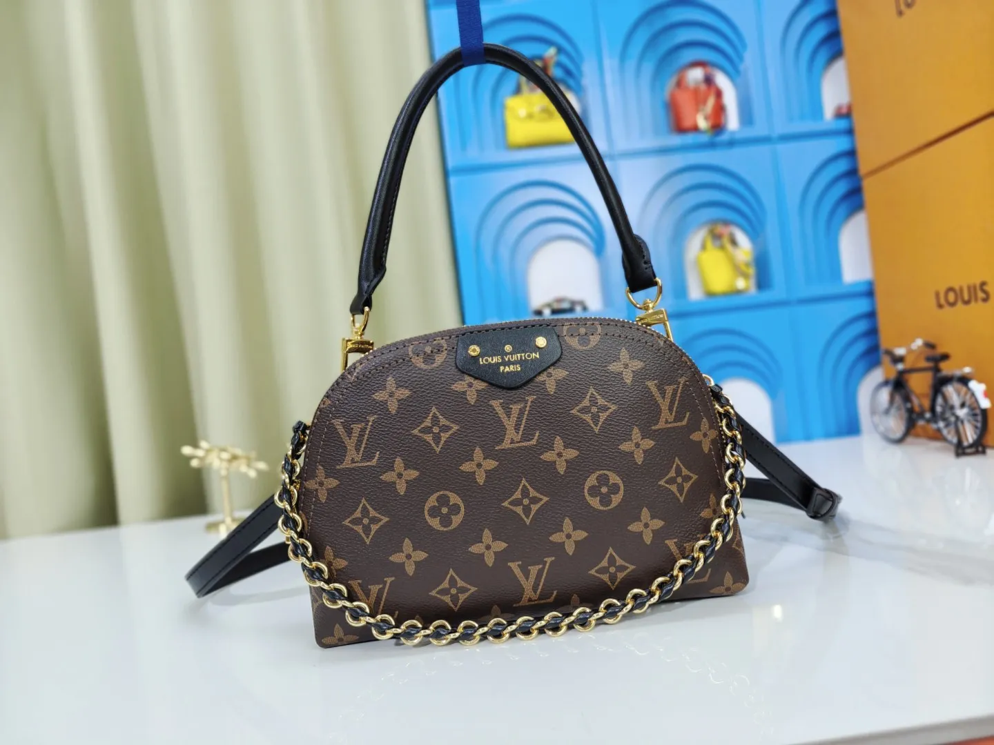 P240 M12996 LV Half Crescent Double Zipper Handbag A new silhouette double zipper handbag with half crescent double zipper design, which is not only practical and convenient, but also an excellent choice for fashion matching. In addition, the latest item, Sim Trunk, perfectly combines sturdiness with pin details, demonstrating Louis Vuitton’s ultimate pursuit of craftsmanship. Silver zippers and exquisite chains add a touch of luxury and sophistication to the entire series. Whether you're going out on a daily basis or attending a party, these accessories can be the finishing touch to your outfit. Come and explore this Louis Vuitton 2025 collection full of surprises! Let every detail show your unique taste and personality! Size 22.14