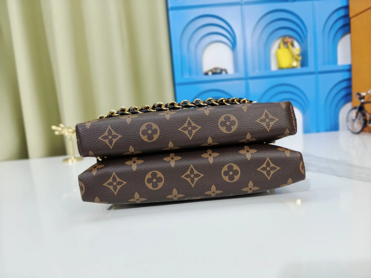 P240 M12996 LV Half Crescent Double Zipper Handbag A new silhouette double zipper handbag with half crescent double zipper design, which is not only practical and convenient, but also an excellent choice for fashion matching. In addition, the latest item, Sim Trunk, perfectly combines sturdiness with pin details, demonstrating Louis Vuitton’s ultimate pursuit of craftsmanship. Silver zippers and exquisite chains add a touch of luxury and sophistication to the entire series. Whether you're going out on a daily basis or attending a party, these accessories can be the finishing touch to your outfit. Come and explore this Louis Vuitton 2025 collection full of surprises! Let every detail show your unique taste and personality! Size 22.14