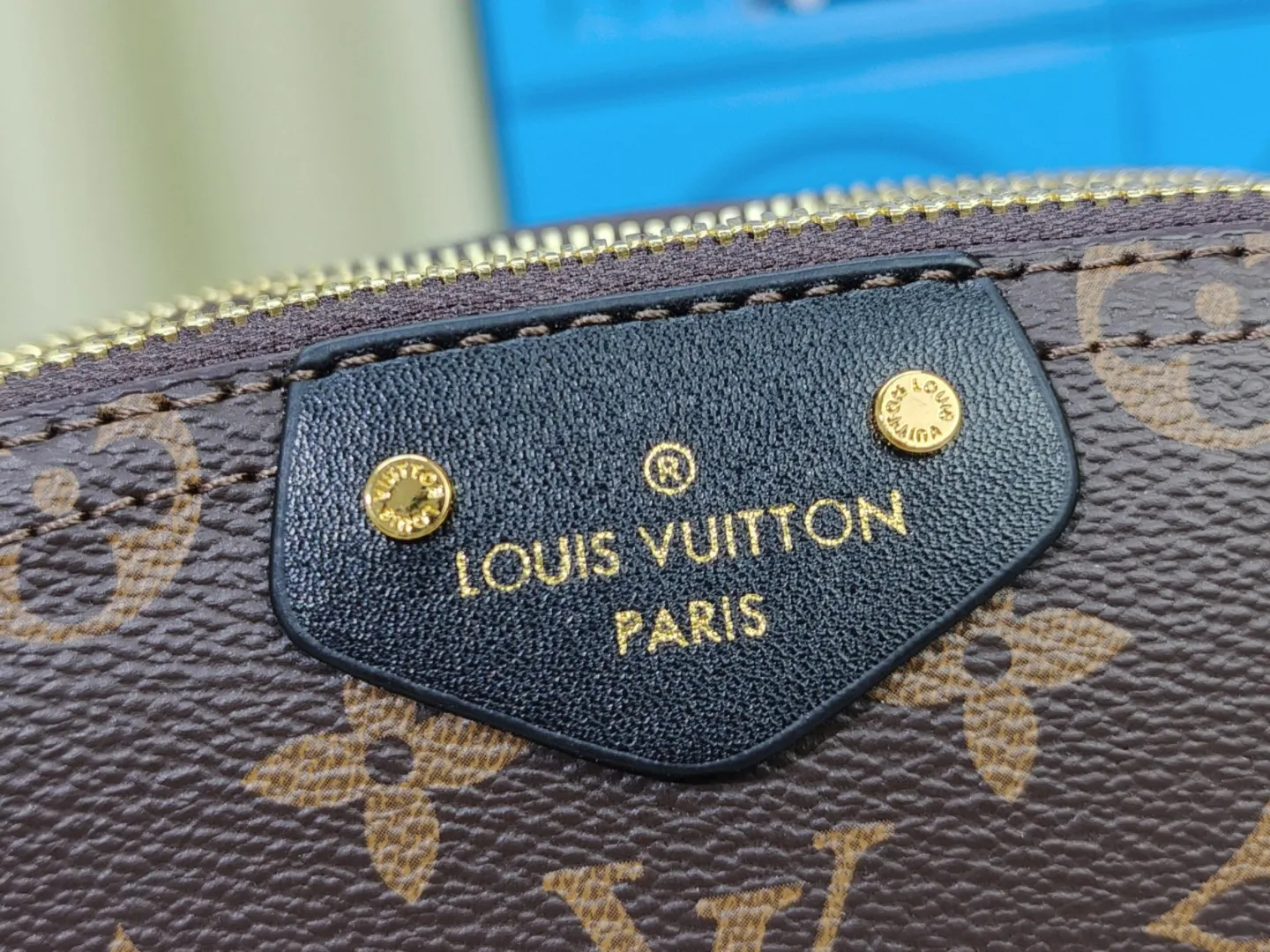 P240 M12996 LV Half Crescent Double Zipper Handbag A new silhouette double zipper handbag with half crescent double zipper design, which is not only practical and convenient, but also an excellent choice for fashion matching. In addition, the latest item, Sim Trunk, perfectly combines sturdiness with pin details, demonstrating Louis Vuitton’s ultimate pursuit of craftsmanship. Silver zippers and exquisite chains add a touch of luxury and sophistication to the entire series. Whether you're going out on a daily basis or attending a party, these accessories can be the finishing touch to your outfit. Come and explore this Louis Vuitton 2025 collection full of surprises! Let every detail show your unique taste and personality! Size 22.14