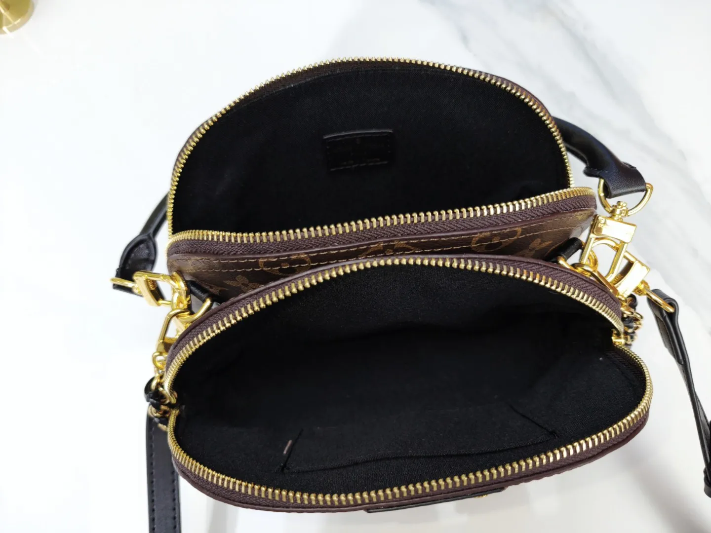 P240 M12996 LV Half Crescent Double Zipper Handbag A new silhouette double zipper handbag with half crescent double zipper design, which is not only practical and convenient, but also an excellent choice for fashion matching. In addition, the latest item, Sim Trunk, perfectly combines sturdiness with pin details, demonstrating Louis Vuitton’s ultimate pursuit of craftsmanship. Silver zippers and exquisite chains add a touch of luxury and sophistication to the entire series. Whether you're going out on a daily basis or attending a party, these accessories can be the finishing touch to your outfit. Come and explore this Louis Vuitton 2025 collection full of surprises! Let every detail show your unique taste and personality! Size 22.14