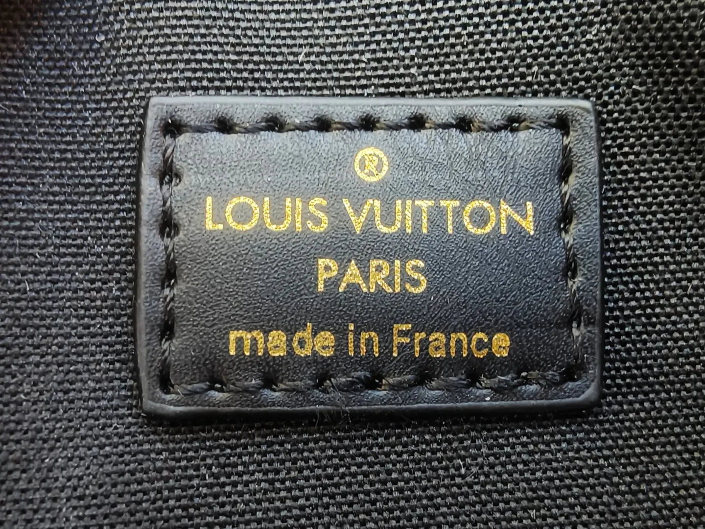 P240 M12996 LV Half Crescent Double Zipper Handbag A new silhouette double zipper handbag with half crescent double zipper design, which is not only practical and convenient, but also an excellent choice for fashion matching. In addition, the latest item, Sim Trunk, perfectly combines sturdiness with pin details, demonstrating Louis Vuitton’s ultimate pursuit of craftsmanship. Silver zippers and exquisite chains add a touch of luxury and sophistication to the entire series. Whether you're going out on a daily basis or attending a party, these accessories can be the finishing touch to your outfit. Come and explore this Louis Vuitton 2025 collection full of surprises! Let every detail show your unique taste and personality! Size 22.14