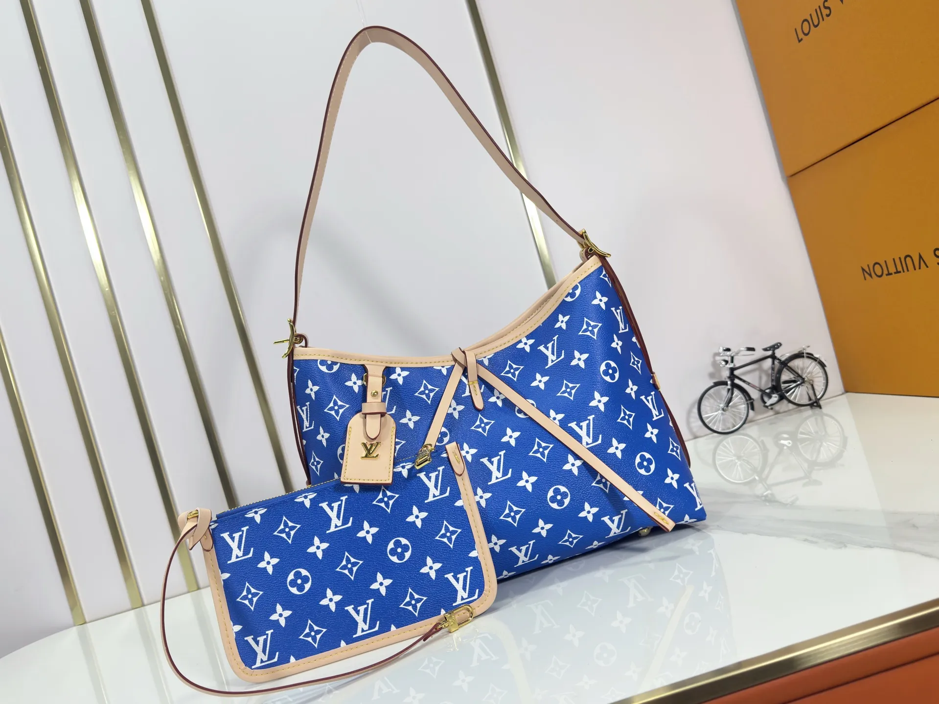 P280 upgraded original M24861 M25143 M46203 M46197 Colorful, legendary CarryAll medium handbag, with Monogram canvas and leather trimming to create a body-fitting design. There's a zipped pocket inside the ample space, and a detachable zipped clutch adds a functional element, with a buckle-adjustable handle. Small size: 29 x 24 x 12 cm,