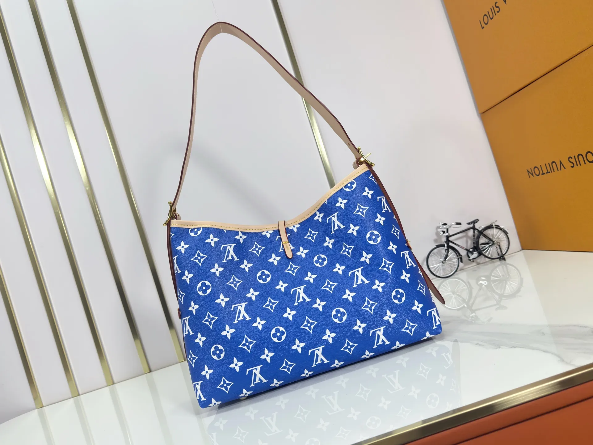P280 upgraded original M24861 M25143 M46203 M46197 Colorful, legendary CarryAll medium handbag, with Monogram canvas and leather trimming to create a body-fitting design. There's a zipped pocket inside the ample space, and a detachable zipped clutch adds a functional element, with a buckle-adjustable handle. Small size: 29 x 24 x 12 cm,
