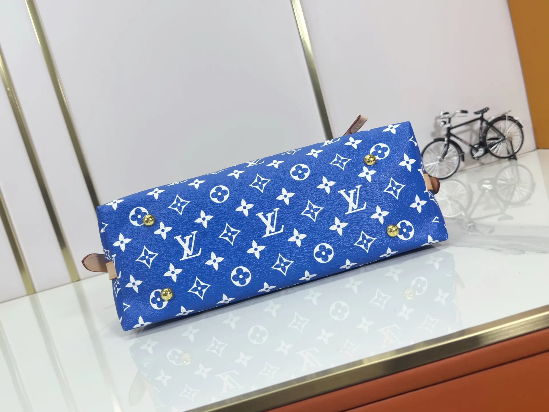 P280 upgraded original M24861 M25143 M46203 M46197 Colorful, legendary CarryAll medium handbag, with Monogram canvas and leather trimming to create a body-fitting design. There's a zipped pocket inside the ample space, and a detachable zipped clutch adds a functional element, with a buckle-adjustable handle. Small size: 29 x 24 x 12 cm,