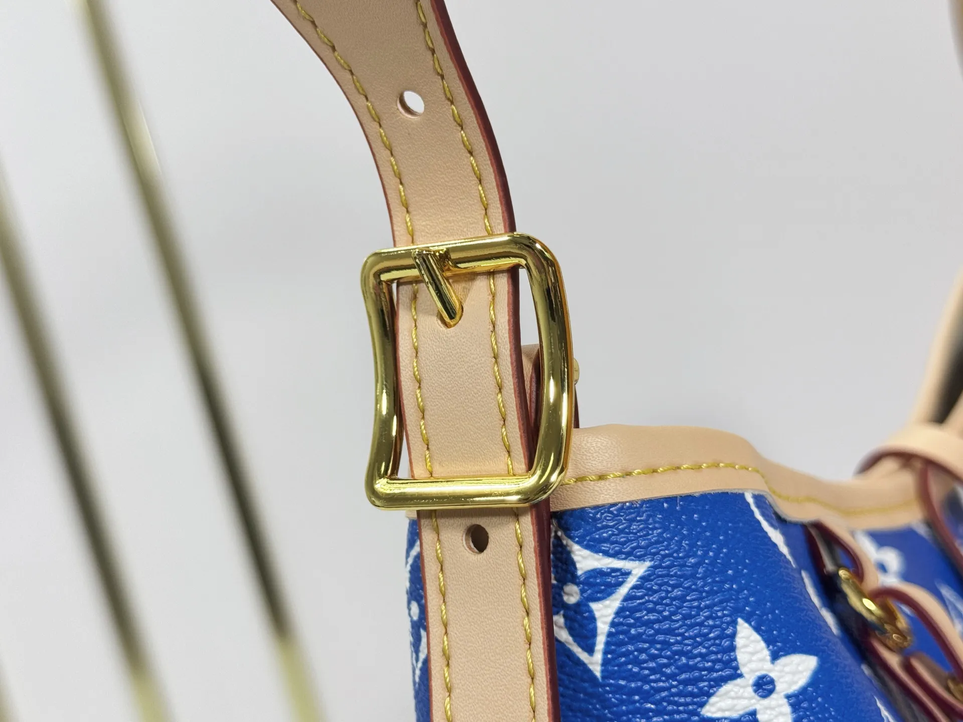 P280 upgraded original M24861 M25143 M46203 M46197 Colorful, legendary CarryAll medium handbag, with Monogram canvas and leather trimming to create a body-fitting design. There's a zipped pocket inside the ample space, and a detachable zipped clutch adds a functional element, with a buckle-adjustable handle. Small size: 29 x 24 x 12 cm,