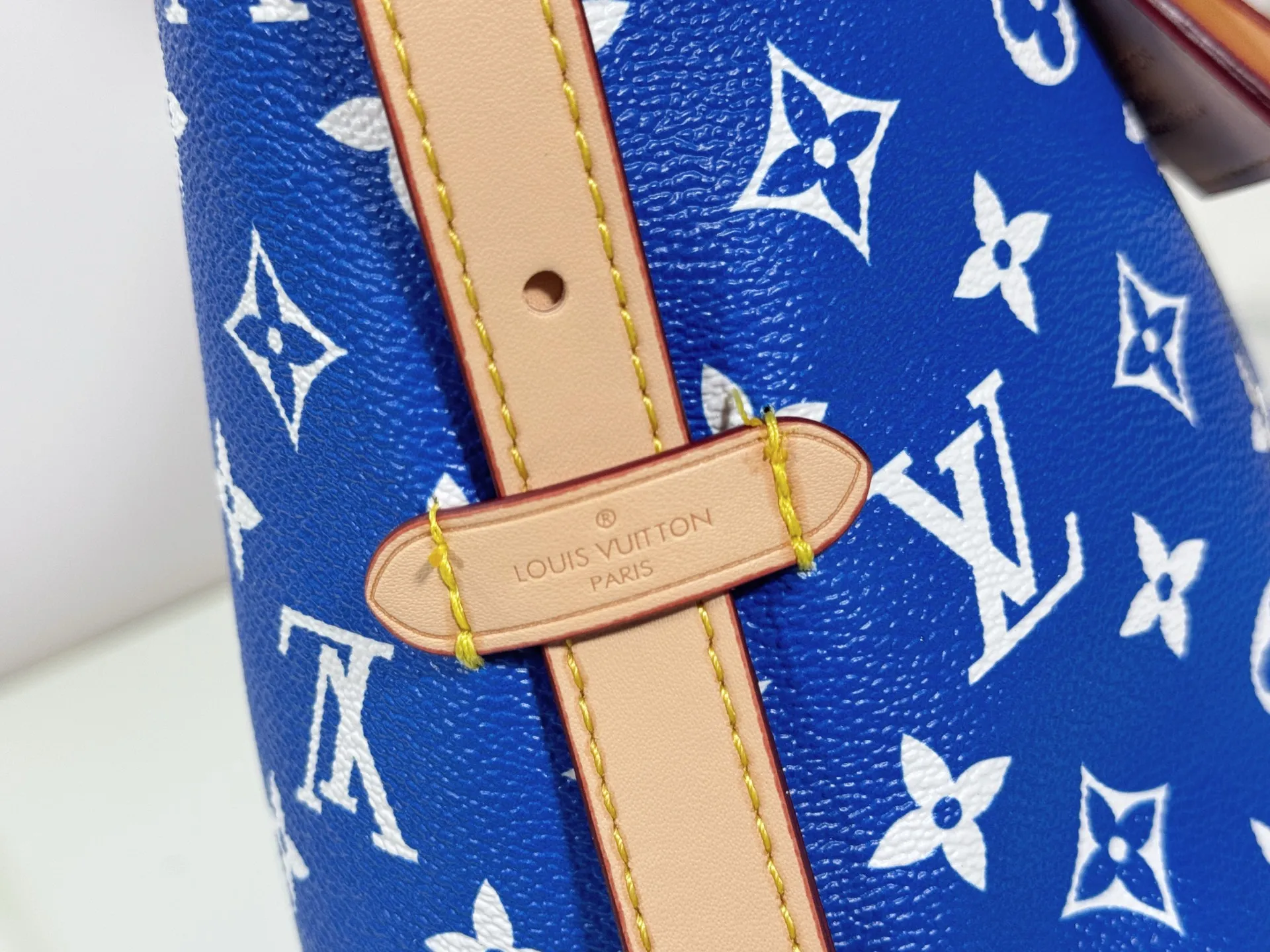 P280 upgraded original M24861 M25143 M46203 M46197 Colorful, legendary CarryAll medium handbag, with Monogram canvas and leather trimming to create a body-fitting design. There's a zipped pocket inside the ample space, and a detachable zipped clutch adds a functional element, with a buckle-adjustable handle. Small size: 29 x 24 x 12 cm,