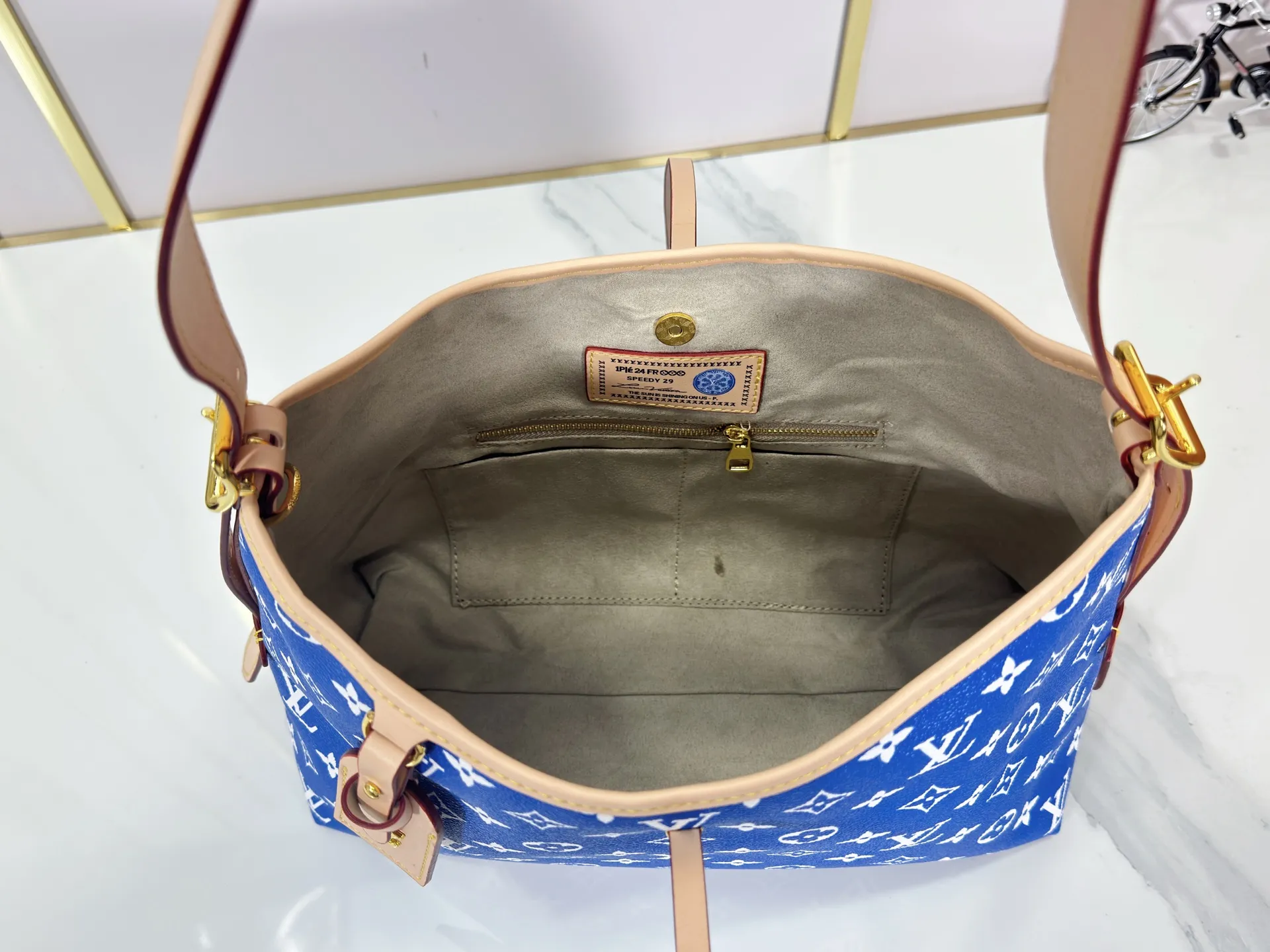 P280 upgraded original M24861 M25143 M46203 M46197 Colorful, legendary CarryAll medium handbag, with Monogram canvas and leather trimming to create a body-fitting design. There's a zipped pocket inside the ample space, and a detachable zipped clutch adds a functional element, with a buckle-adjustable handle. Small size: 29 x 24 x 12 cm,