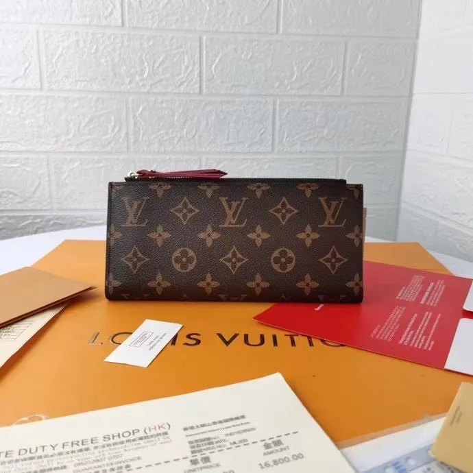 P130💰M61269 brown super practical model, still popular! Official website sync version! Combining Louis Vuitton's classic Monogram canvas material with a bright colored leather lining, the stylish Adele wallet features a modern thin design, two leather zippers and a magnetic clasp for easy opening. It also works as a clutch. 12 credit card slots, 2 zippered compartments for coins or a smartphone, 2 flat interior pockets, embossed cowhide leather lining, shiny gold-tone hardware. Size: 21.9.2