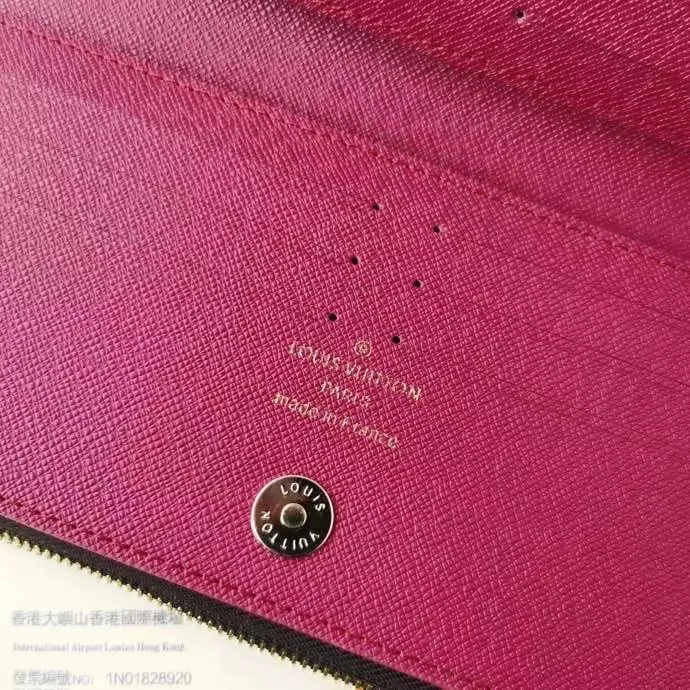 P130💰M61269 brown super practical model, still popular! Official website sync version! Combining Louis Vuitton's classic Monogram canvas material with a bright colored leather lining, the stylish Adele wallet features a modern thin design, two leather zippers and a magnetic clasp for easy opening. It also works as a clutch. 12 credit card slots, 2 zippered compartments for coins or a smartphone, 2 flat interior pockets, embossed cowhide leather lining, shiny gold-tone hardware. Size: 21.9.2