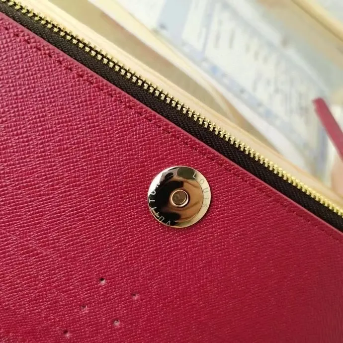 P130💰M61269 brown super practical model, still popular! Official website sync version! Combining Louis Vuitton's classic Monogram canvas material with a bright colored leather lining, the stylish Adele wallet features a modern thin design, two leather zippers and a magnetic clasp for easy opening. It also works as a clutch. 12 credit card slots, 2 zippered compartments for coins or a smartphone, 2 flat interior pockets, embossed cowhide leather lining, shiny gold-tone hardware. Size: 21.9.2