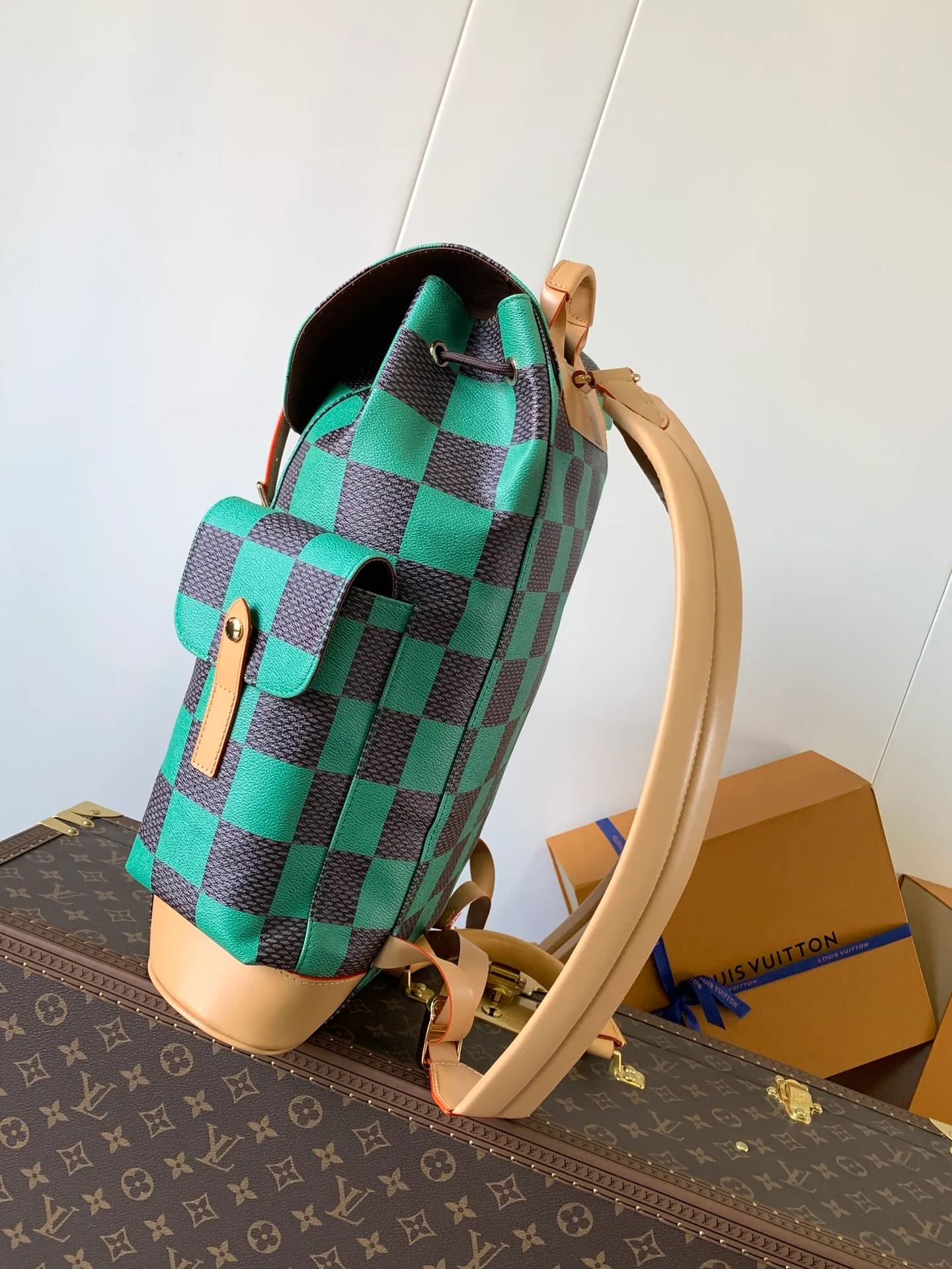 💰1220 Top original order N40564 green grid Top original order Transcoding chip M24996 graffiti multi-function Christopher small backpack uses Monogram canvas to interpret the rugged and simple spirit of a hiking bag. Its unique style is suitable for both work and entertainment, highlighting a high-quality lifestyle. 41 x 47 x 13 cm (length x height x width)