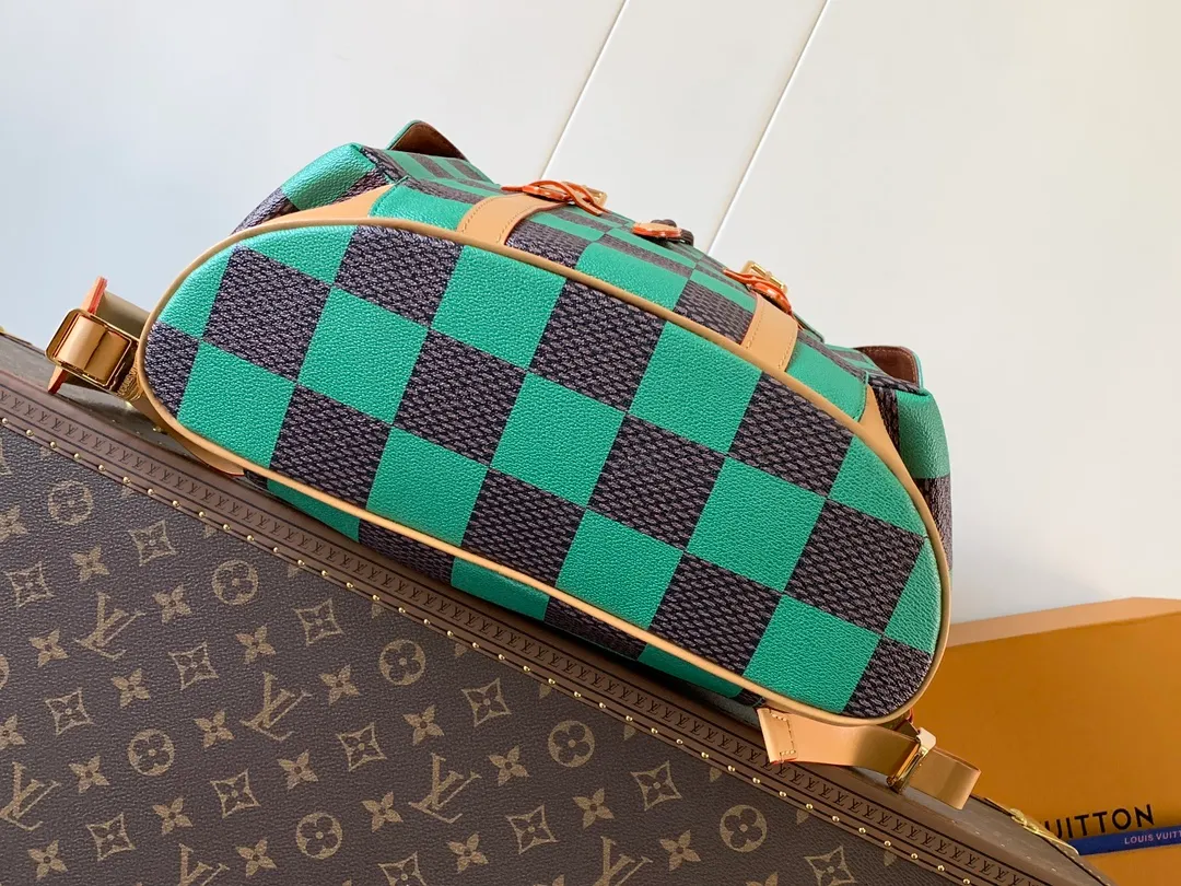 💰1220 Top original order N40564 green grid Top original order Transcoding chip M24996 graffiti multi-function Christopher small backpack uses Monogram canvas to interpret the rugged and simple spirit of a hiking bag. Its unique style is suitable for both work and entertainment, highlighting a high-quality lifestyle. 41 x 47 x 13 cm (length x height x width)