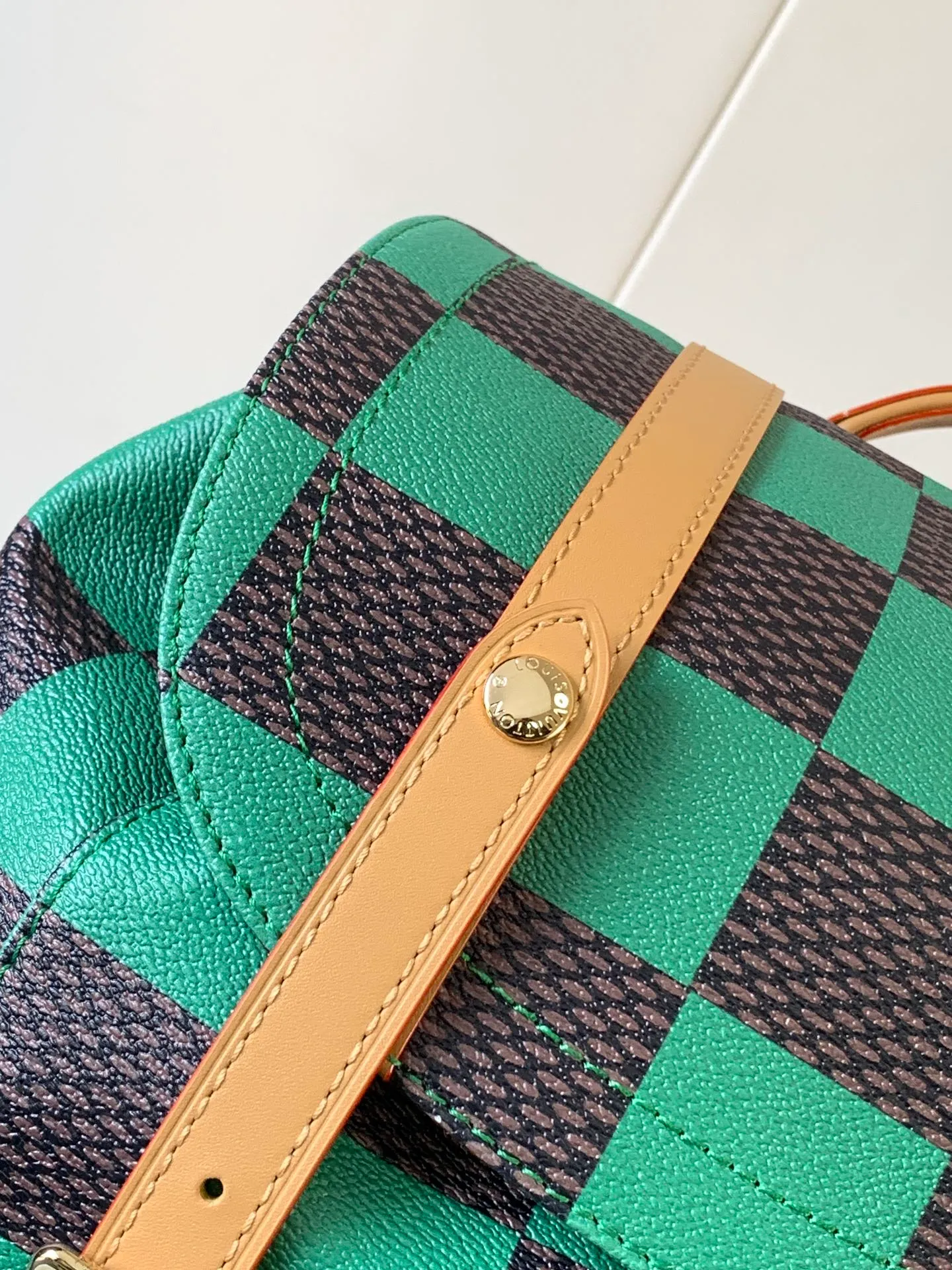 💰1220 Top original order N40564 green grid Top original order Transcoding chip M24996 graffiti multi-function Christopher small backpack uses Monogram canvas to interpret the rugged and simple spirit of a hiking bag. Its unique style is suitable for both work and entertainment, highlighting a high-quality lifestyle. 41 x 47 x 13 cm (length x height x width)