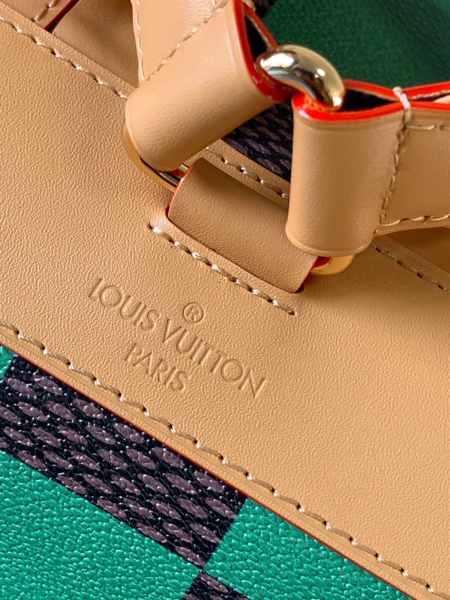 💰1220 Top original order N40564 green grid Top original order Transcoding chip M24996 graffiti multi-function Christopher small backpack uses Monogram canvas to interpret the rugged and simple spirit of a hiking bag. Its unique style is suitable for both work and entertainment, highlighting a high-quality lifestyle. 41 x 47 x 13 cm (length x height x width)