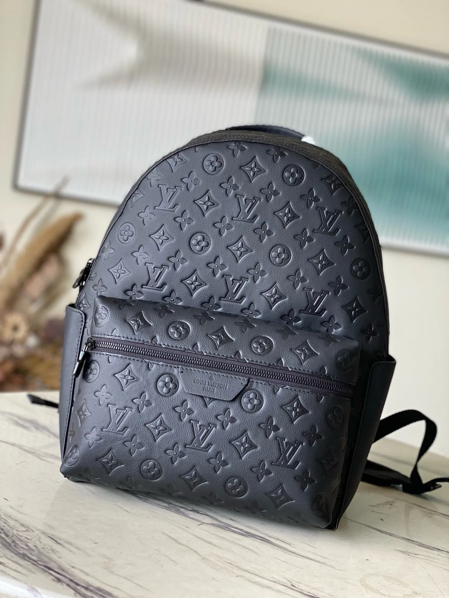 💰1240 (top layer leather) top original M46553 full leather This Discovery backpack is made of Monogram embossed cow leather to create a soft and close-fitting structure, supplemented by the calm atmosphere of metal parts. The outer bag makes it easy to access and store accompanying items, while the inner bag allows for orderly storage. Dimensions: 29 x 38 x 20 cm