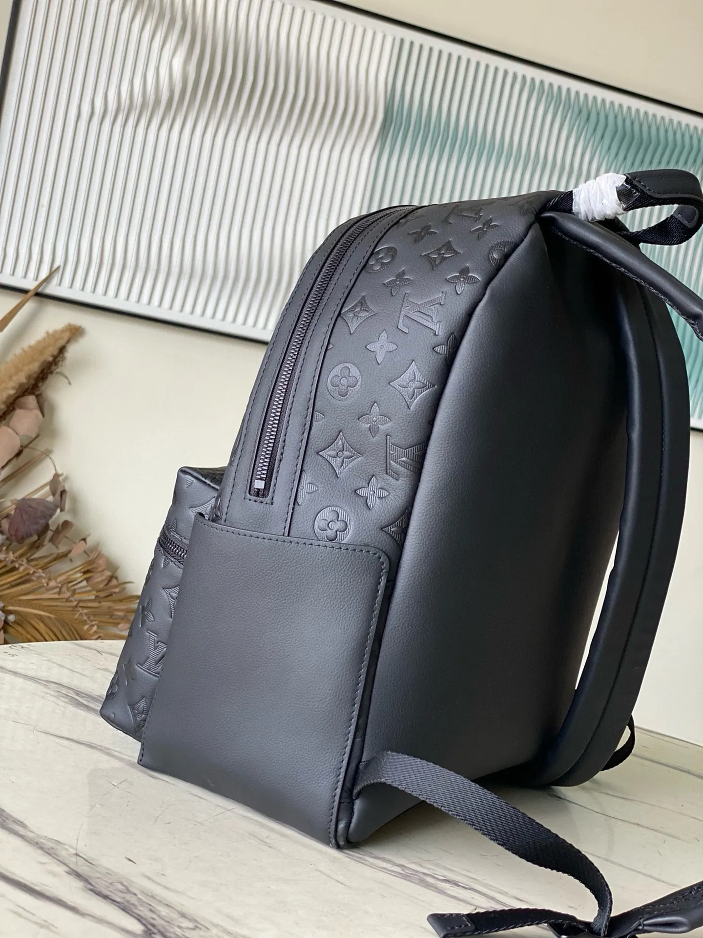 💰1240 (top layer leather) top original M46553 full leather This Discovery backpack is made of Monogram embossed cow leather to create a soft and close-fitting structure, supplemented by the calm atmosphere of metal parts. The outer bag makes it easy to access and store accompanying items, while the inner bag allows for orderly storage. Dimensions: 29 x 38 x 20 cm