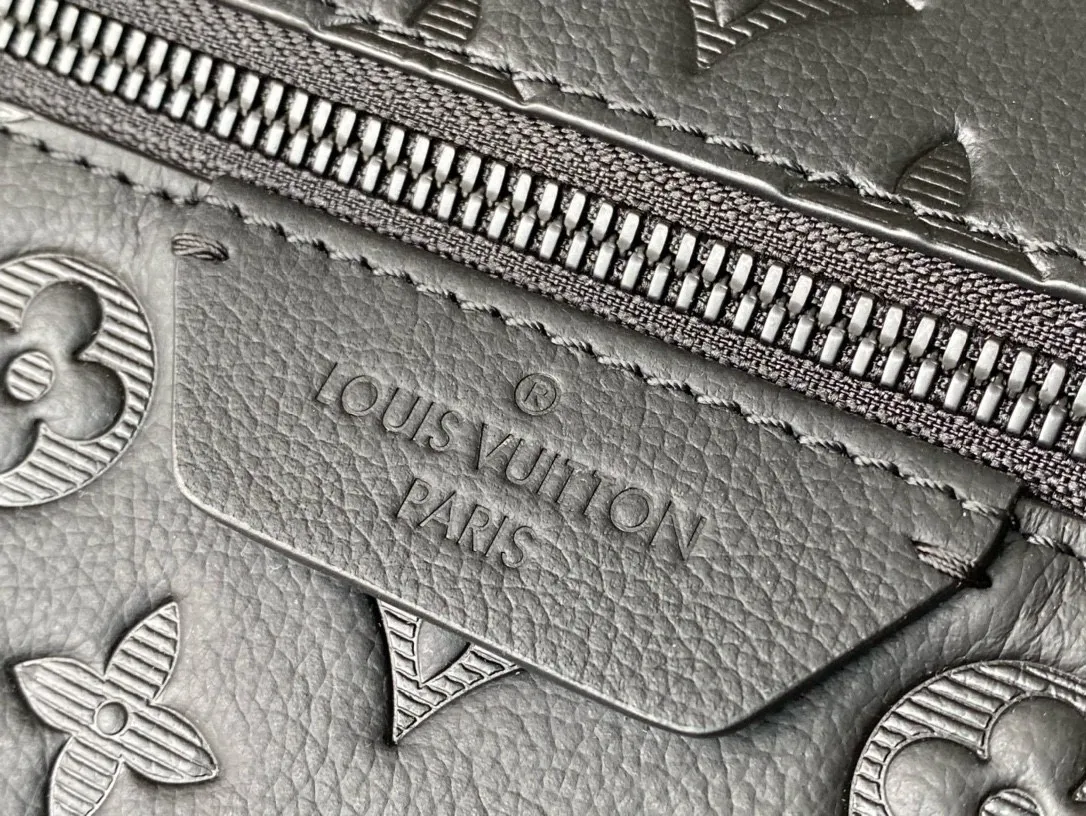 💰1240 (top layer leather) top original M46553 full leather This Discovery backpack is made of Monogram embossed cow leather to create a soft and close-fitting structure, supplemented by the calm atmosphere of metal parts. The outer bag makes it easy to access and store accompanying items, while the inner bag allows for orderly storage. Dimensions: 29 x 38 x 20 cm