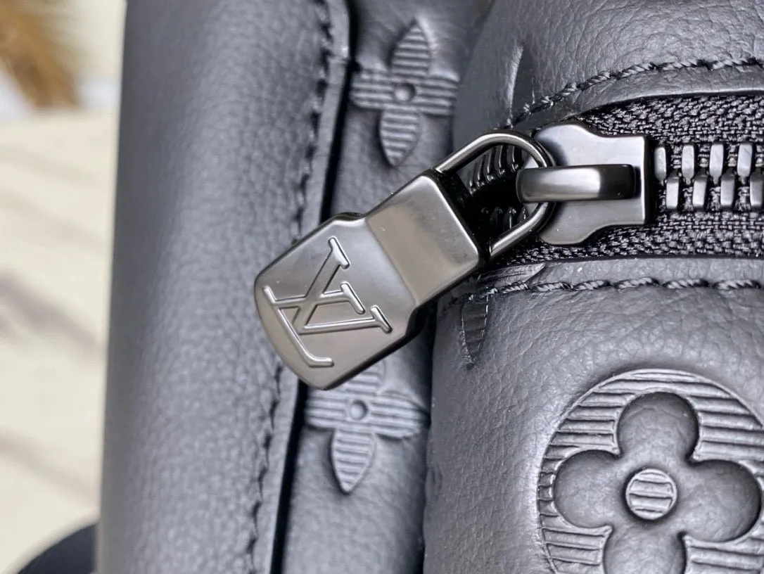 💰1240 (top layer leather) top original M46553 full leather This Discovery backpack is made of Monogram embossed cow leather to create a soft and close-fitting structure, supplemented by the calm atmosphere of metal parts. The outer bag makes it easy to access and store accompanying items, while the inner bag allows for orderly storage. Dimensions: 29 x 38 x 20 cm