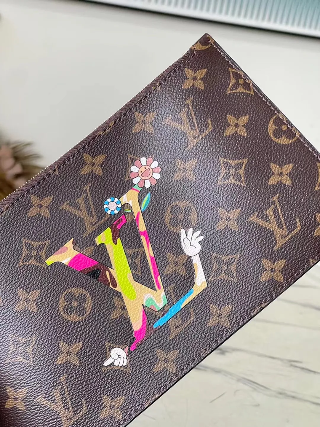 💰940 Top Original Order M13271 This medium-sized Neverfull handbag is from the Louis Vuitton x Takashi Murakami reissue series. It uses Monogram canvas to create a spacious configuration, and then uses the smart Monogram floral pattern to interpret the artist's "super flat" aesthetic style. Cowhide leather outlines the upper edge, handles and side straps, while the fabric lining incorporates colorful stripes. An interior zip pocket and a removable storage bag complete the functional design. Dimensions: 31 × 28 × 14 cm