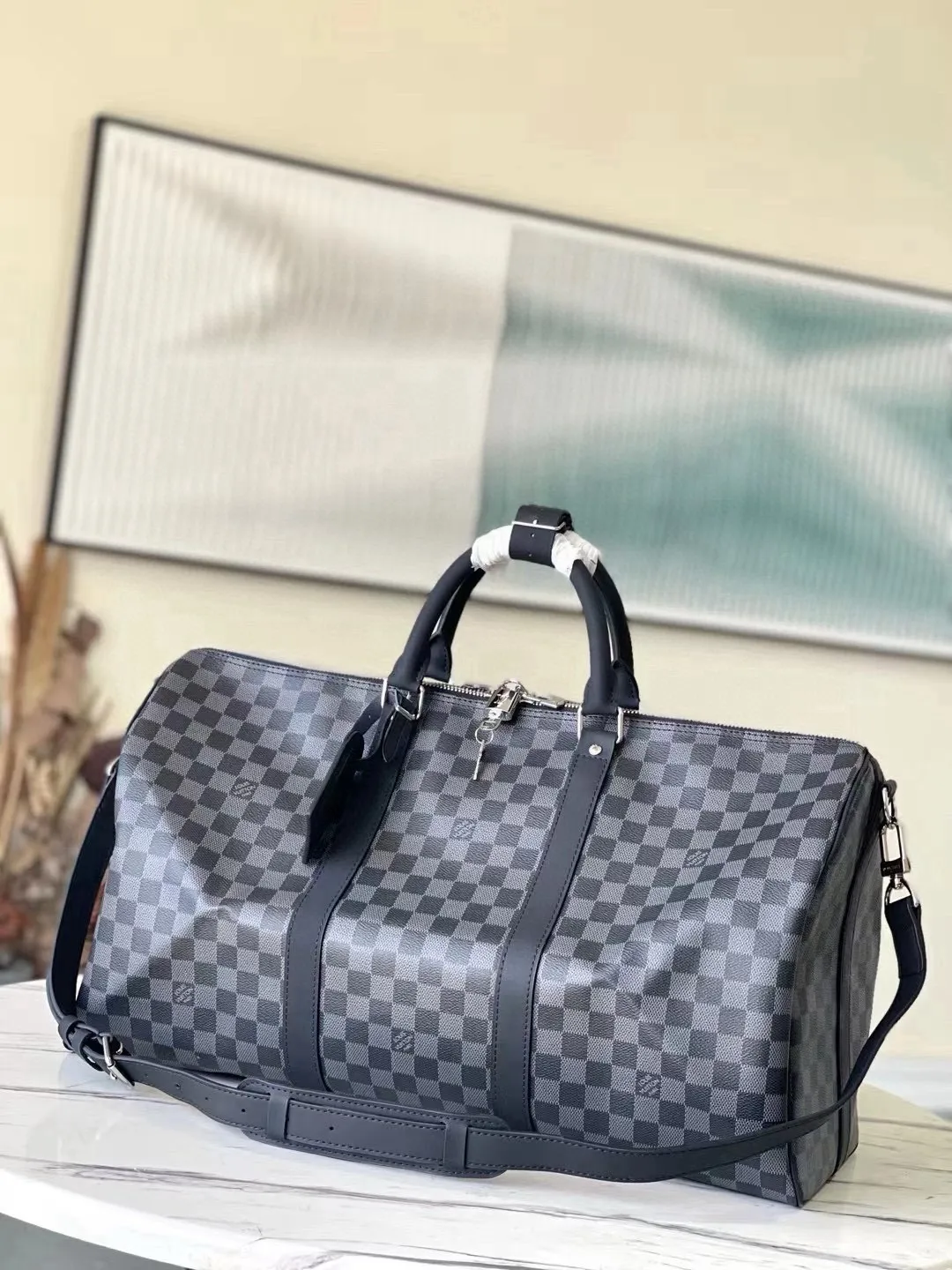 💰1000 (50 size) top original order M41416 black grid with spacious capacity and flexible use. Durable, safe and reliable. Fashionable style, mature and stable. Features a secure double zipper and padlock, making it perfect for business or pleasure. Dimensions: 50 × 29 × 22 cm.