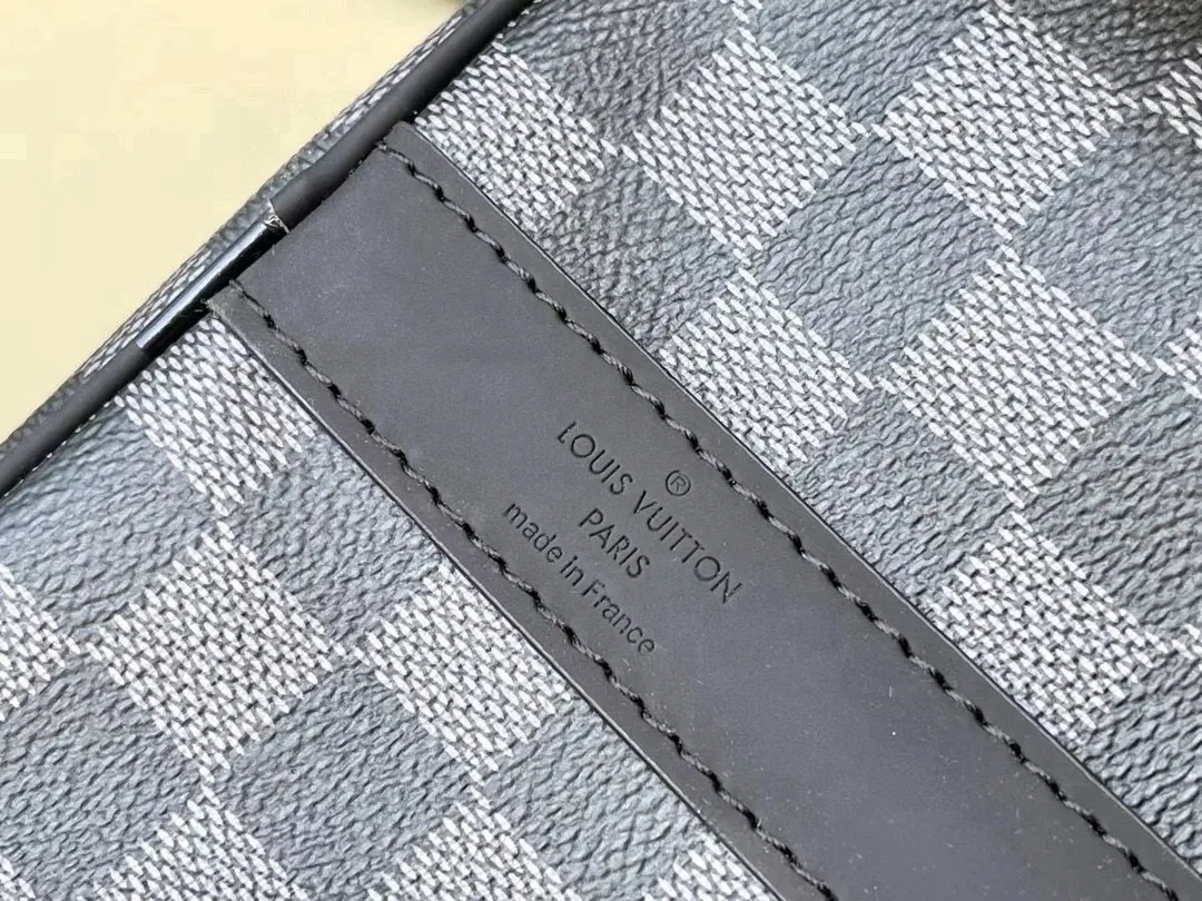 💰1000 (50 size) top original order M41416 black grid with spacious capacity and flexible use. Durable, safe and reliable. Fashionable style, mature and stable. Features a secure double zipper and padlock, making it perfect for business or pleasure. Dimensions: 50 × 29 × 22 cm.