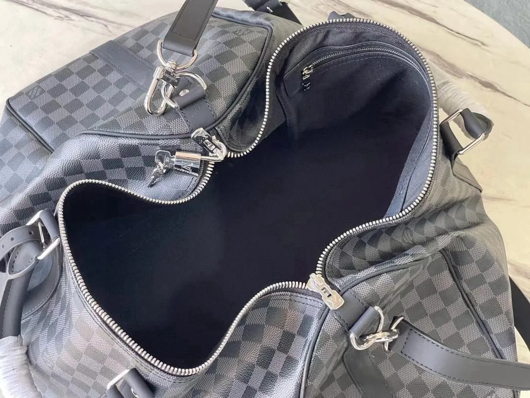 💰1000 (50 size) top original order M41416 black grid with spacious capacity and flexible use. Durable, safe and reliable. Fashionable style, mature and stable. Features a secure double zipper and padlock, making it perfect for business or pleasure. Dimensions: 50 × 29 × 22 cm.