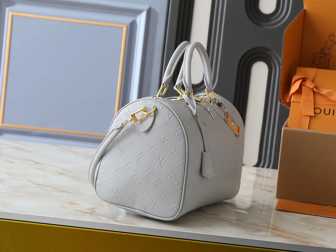 💰280💰Upgraded from the original M25670 M40391. This Speedy Soft 30 handbag is made of cow leather in a fresh spring tone, and uses Minigram Bold embossing to reinterpret the Monogram Bold pattern from the 2025 spring and summer series. The dazzling metalwork and key holder are exquisite details, and the exclusive colorful decoration pays homage to the Petite Malle handbag created by Nicolas Ghesquière for the 2024 Pre-Fall collection. The slender shoulder strap makes it easy to wear cross-body. Dimensions: 30.0 x 21.0 x 17.0 cm (length x height x width)