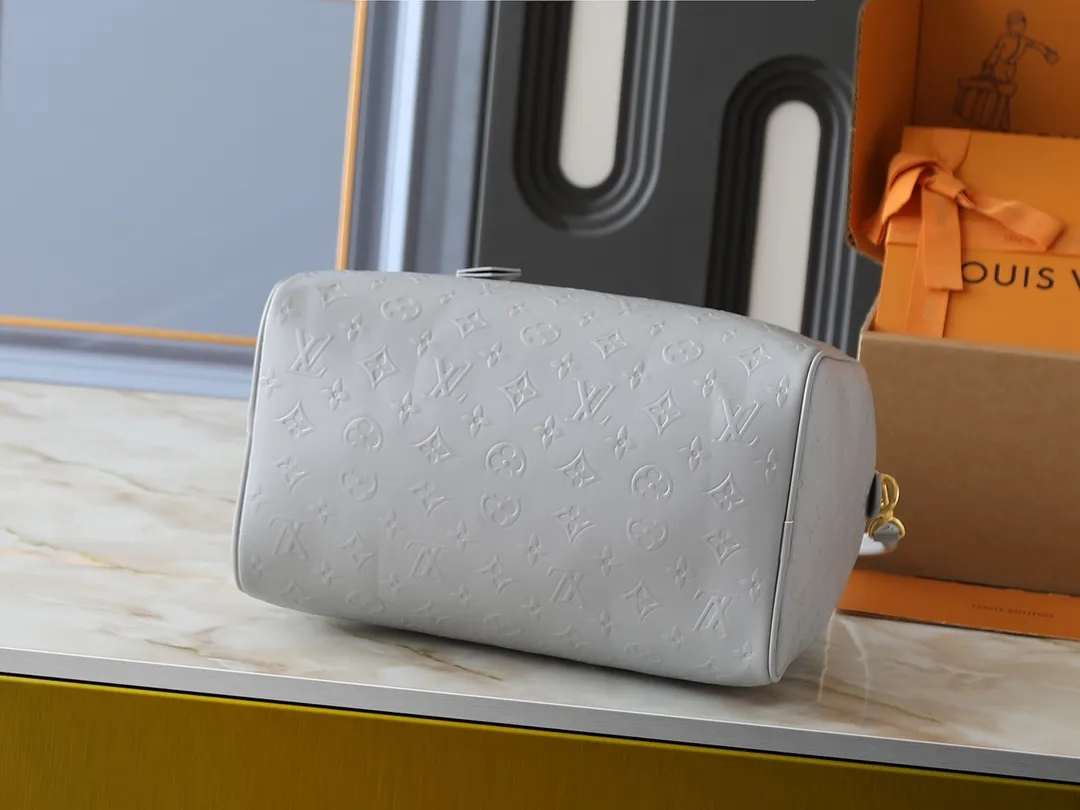 💰280💰Upgraded from the original M25670 M40391. This Speedy Soft 30 handbag is made of cow leather in a fresh spring tone, and uses Minigram Bold embossing to reinterpret the Monogram Bold pattern from the 2025 spring and summer series. The dazzling metalwork and key holder are exquisite details, and the exclusive colorful decoration pays homage to the Petite Malle handbag created by Nicolas Ghesquière for the 2024 Pre-Fall collection. The slender shoulder strap makes it easy to wear cross-body. Dimensions: 30.0 x 21.0 x 17.0 cm (length x height x width)