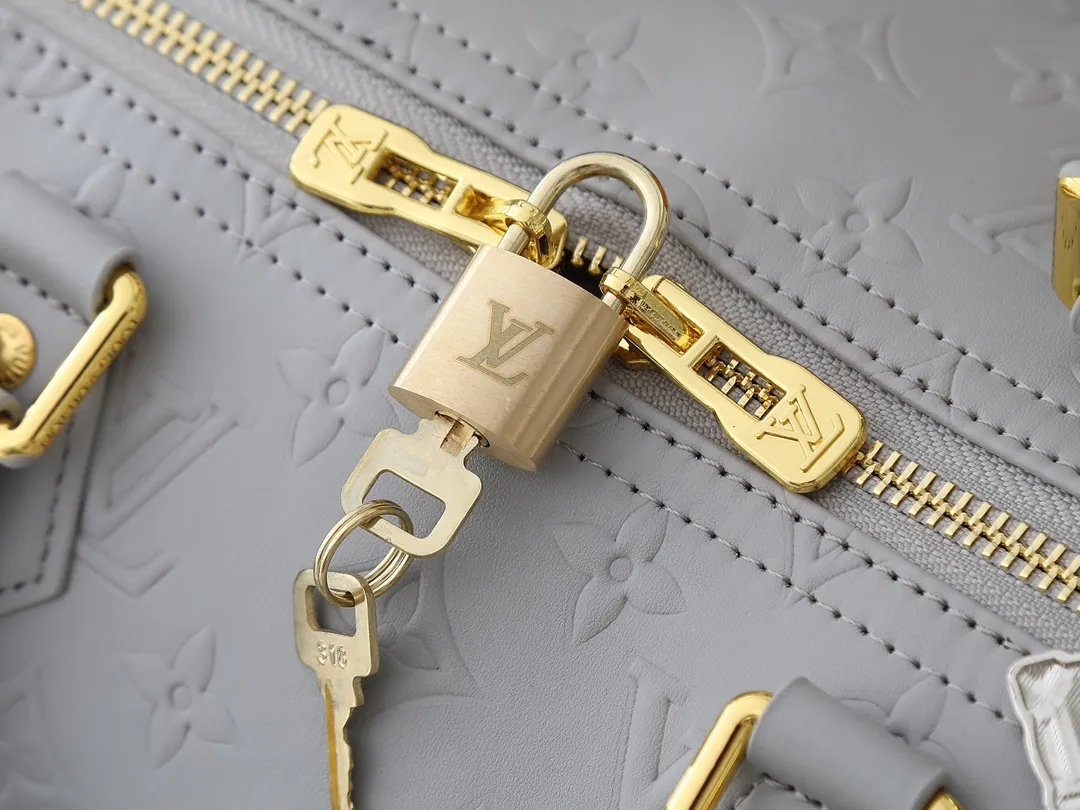 💰280💰Upgraded from the original M25670 M40391. This Speedy Soft 30 handbag is made of cow leather in a fresh spring tone, and uses Minigram Bold embossing to reinterpret the Monogram Bold pattern from the 2025 spring and summer series. The dazzling metalwork and key holder are exquisite details, and the exclusive colorful decoration pays homage to the Petite Malle handbag created by Nicolas Ghesquière for the 2024 Pre-Fall collection. The slender shoulder strap makes it easy to wear cross-body. Dimensions: 30.0 x 21.0 x 17.0 cm (length x height x width)