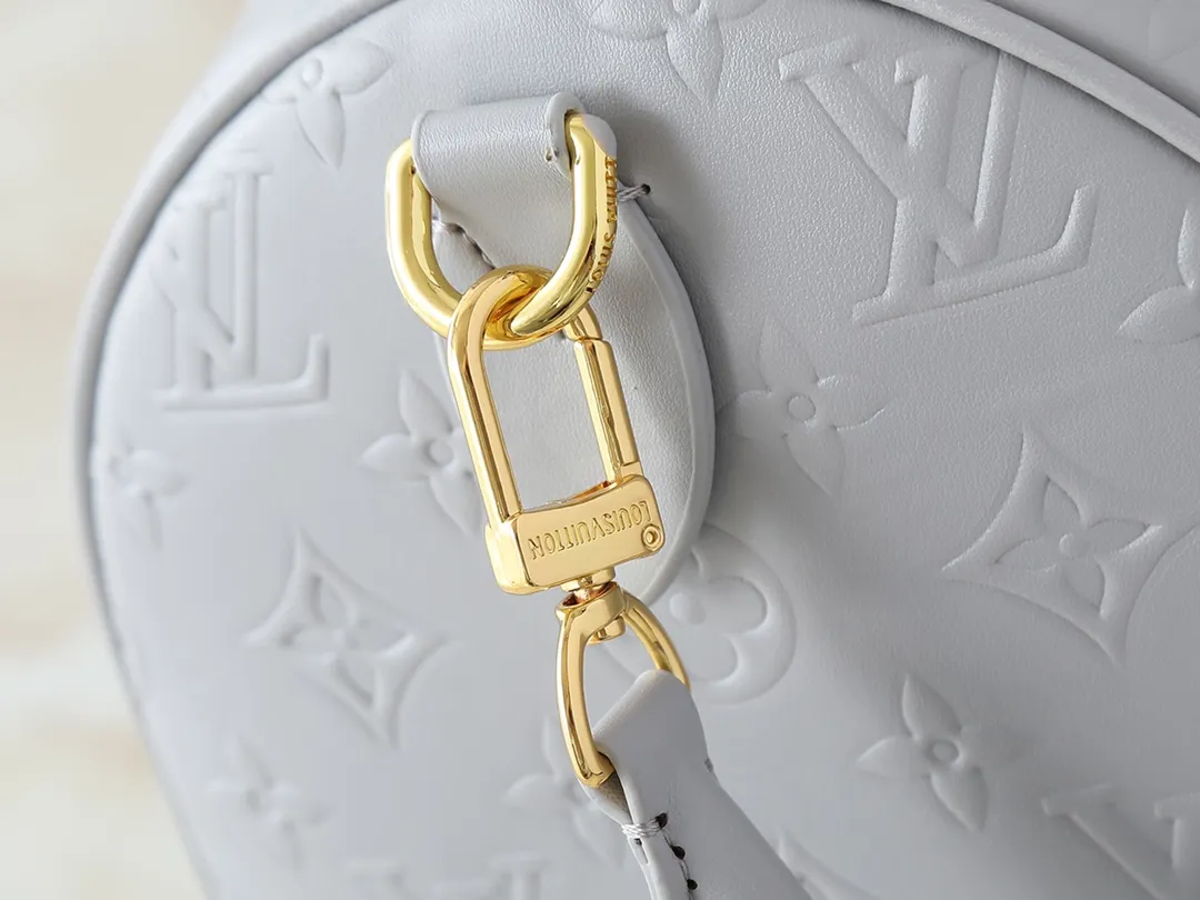 💰280💰Upgraded from the original M25670 M40391. This Speedy Soft 30 handbag is made of cow leather in a fresh spring tone, and uses Minigram Bold embossing to reinterpret the Monogram Bold pattern from the 2025 spring and summer series. The dazzling metalwork and key holder are exquisite details, and the exclusive colorful decoration pays homage to the Petite Malle handbag created by Nicolas Ghesquière for the 2024 Pre-Fall collection. The slender shoulder strap makes it easy to wear cross-body. Dimensions: 30.0 x 21.0 x 17.0 cm (length x height x width)