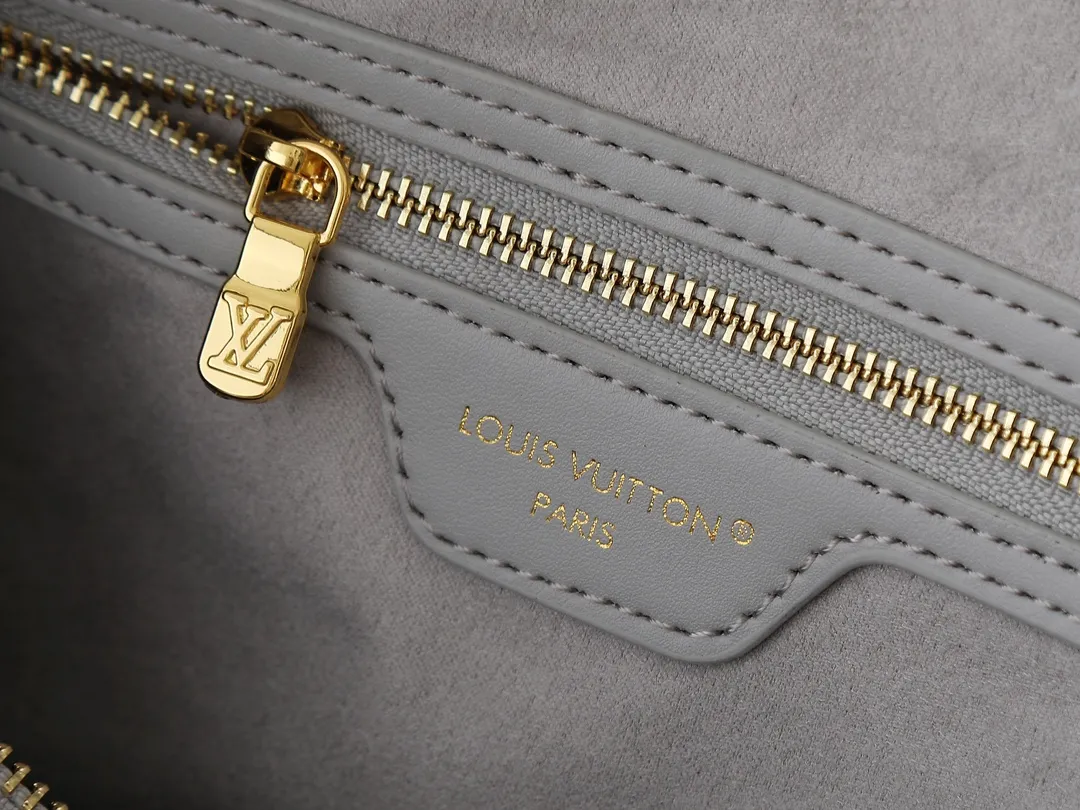 💰280💰Upgraded from the original M25670 M40391. This Speedy Soft 30 handbag is made of cow leather in a fresh spring tone, and uses Minigram Bold embossing to reinterpret the Monogram Bold pattern from the 2025 spring and summer series. The dazzling metalwork and key holder are exquisite details, and the exclusive colorful decoration pays homage to the Petite Malle handbag created by Nicolas Ghesquière for the 2024 Pre-Fall collection. The slender shoulder strap makes it easy to wear cross-body. Dimensions: 30.0 x 21.0 x 17.0 cm (length x height x width)