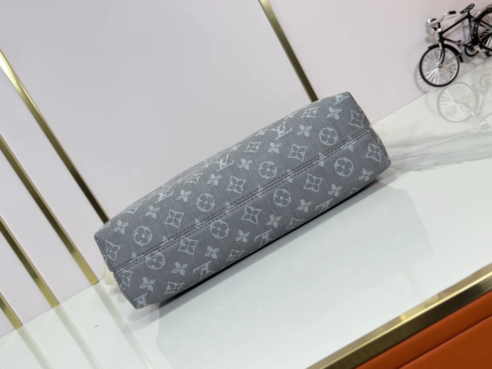 P260 Upgraded Original M13390 M12072 M12068 M12071 This Coussin Hobo MM handbag celebrates the return of the brand's iconic Monogram Denim pattern, originally launched in 2005. Made of organic cotton, it's woven from black and white yarns that have been faded to create a vintage look. Spacious, it's decorated with a light gold metallic finish and includes a removable pocket with a slide lock to securely store small items. This model can be worn crosswise, on the shoulder or on the hand. Dimensions: 38 x 33 x 10 cm