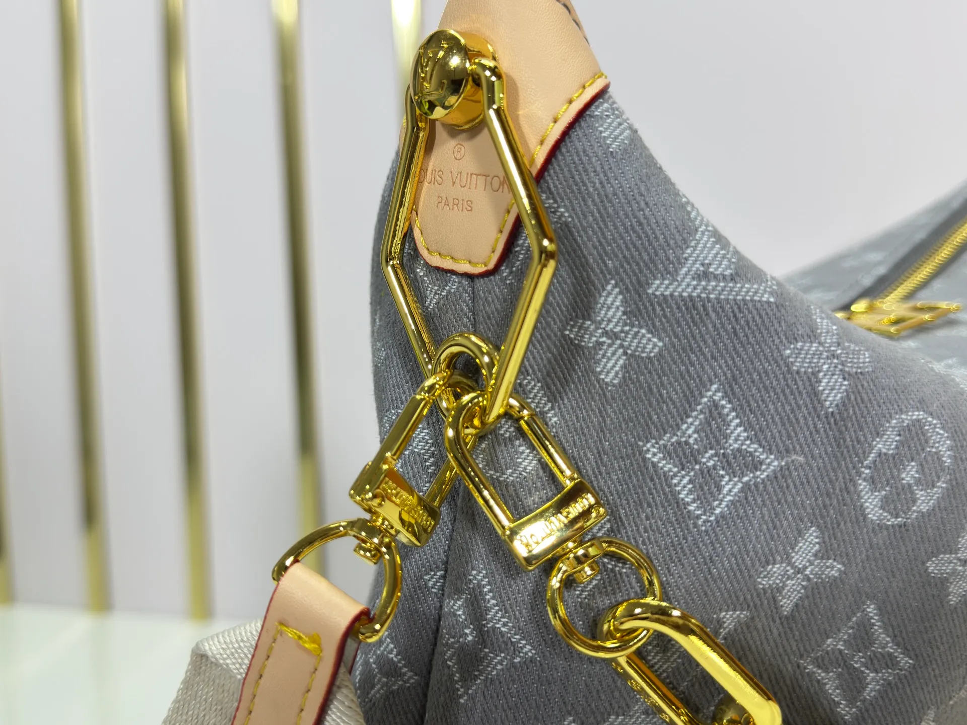 P260 Upgraded Original M13390 M12072 M12068 M12071 This Coussin Hobo MM handbag celebrates the return of the brand's iconic Monogram Denim pattern, originally launched in 2005. Made of organic cotton, it's woven from black and white yarns that have been faded to create a vintage look. Spacious, it's decorated with a light gold metallic finish and includes a removable pocket with a slide lock to securely store small items. This model can be worn crosswise, on the shoulder or on the hand. Dimensions: 38 x 33 x 10 cm