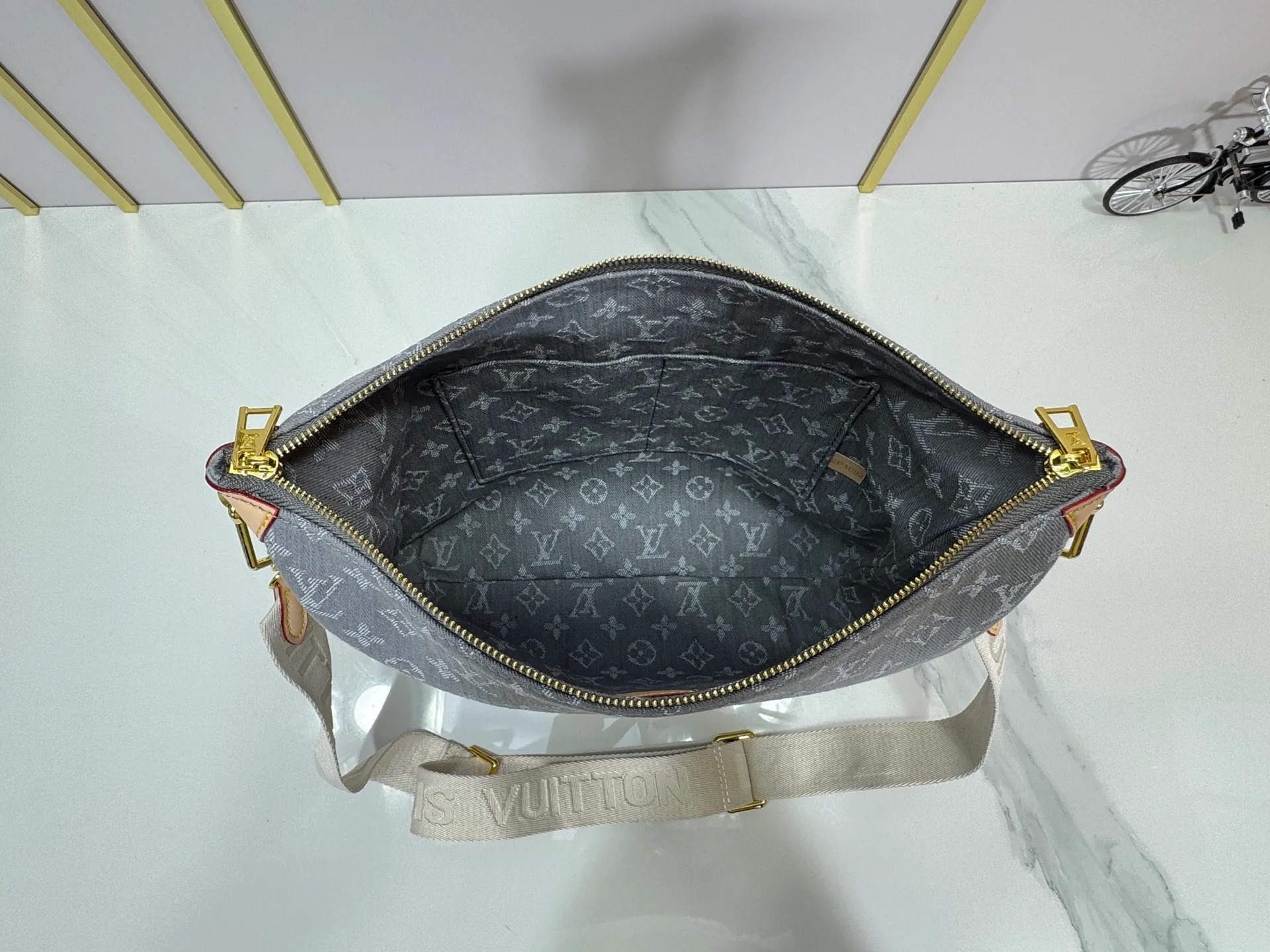 P260 Upgraded Original M13390 M12072 M12068 M12071 This Coussin Hobo MM handbag celebrates the return of the brand's iconic Monogram Denim pattern, originally launched in 2005. Made of organic cotton, it's woven from black and white yarns that have been faded to create a vintage look. Spacious, it's decorated with a light gold metallic finish and includes a removable pocket with a slide lock to securely store small items. This model can be worn crosswise, on the shoulder or on the hand. Dimensions: 38 x 33 x 10 cm