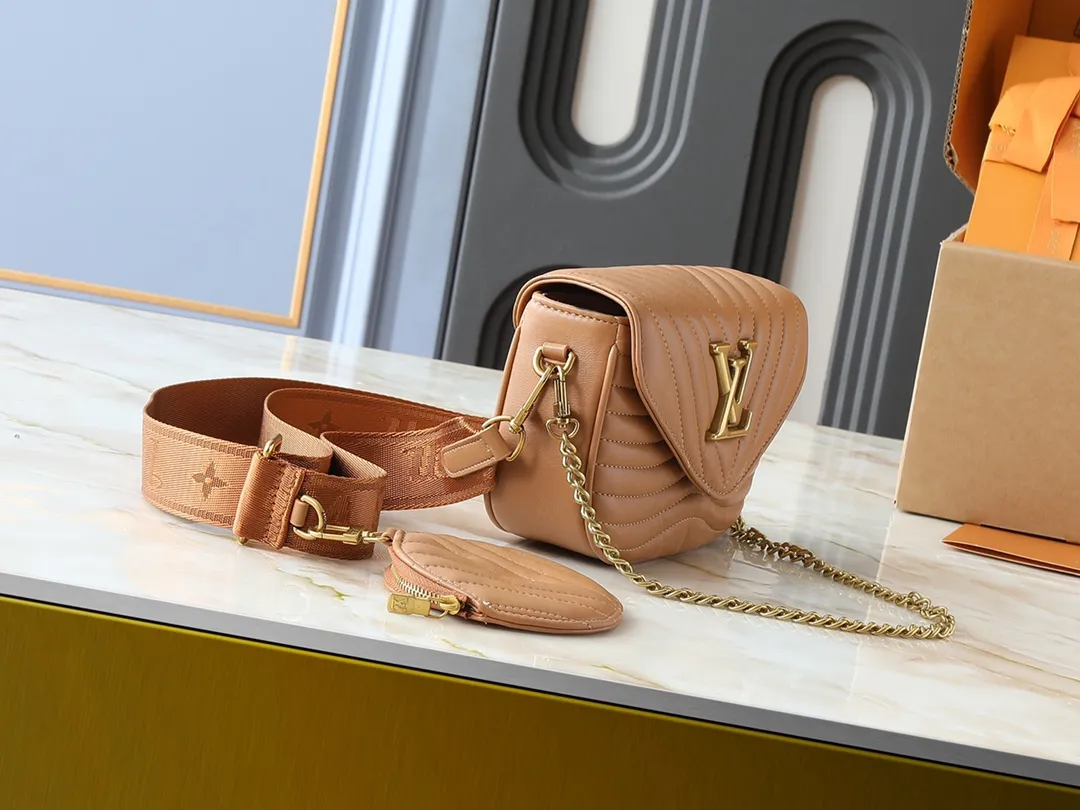 💰220💰Upgraded from the original M53936 M56461 M56466 M56471 M56468 Multi Pochette New The Wave handbag is made of smooth and soft quilted calf leather. It has a dynamic design, adjustable shoulder straps, antique gold metal accessories, bronze gold chain inscriptions and striped jacquard shoulder straps. It can be worn cross-body to provide a variety of carrying methods. The coin-shaped round bag on the shoulder strap can hold keys, change, etc. Size:19/14/5cm