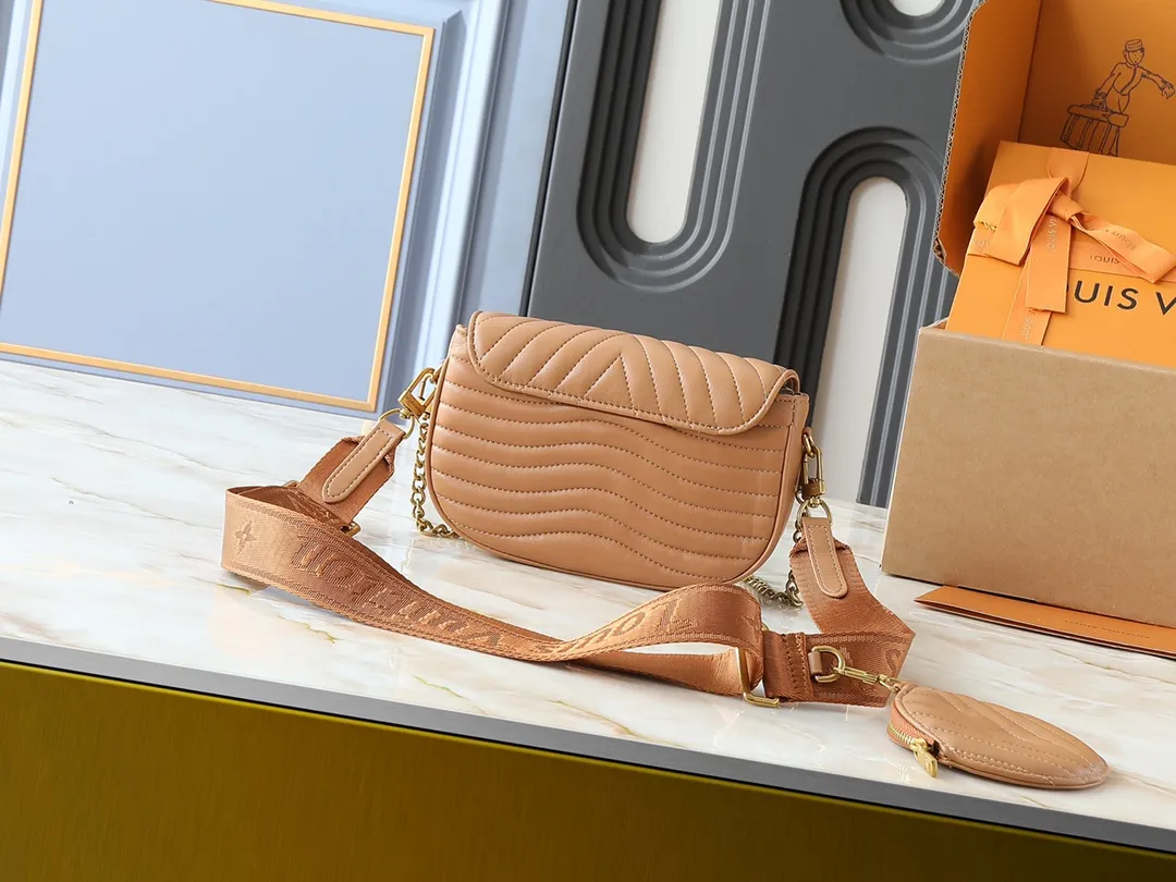 💰220💰Upgraded from the original M53936 M56461 M56466 M56471 M56468 Multi Pochette New The Wave handbag is made of smooth and soft quilted calf leather. It has a dynamic design, adjustable shoulder straps, antique gold metal accessories, bronze gold chain inscriptions and striped jacquard shoulder straps. It can be worn cross-body to provide a variety of carrying methods. The coin-shaped round bag on the shoulder strap can hold keys, change, etc. Size:19/14/5cm