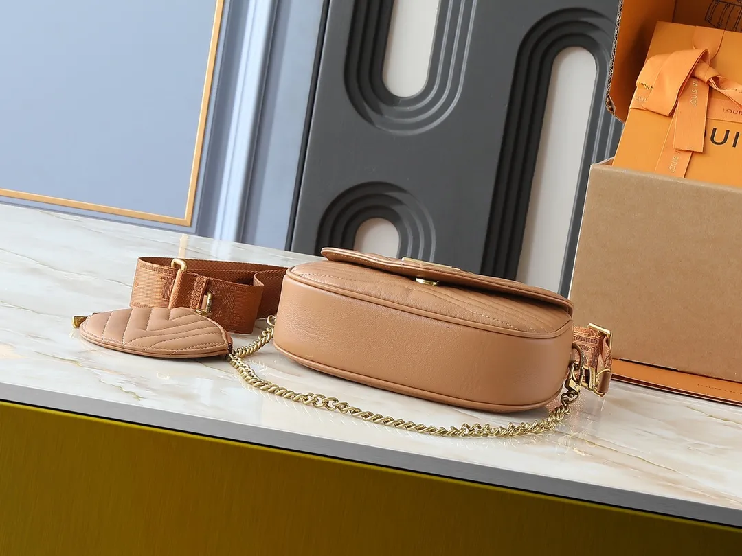 💰220💰Upgraded from the original M53936 M56461 M56466 M56471 M56468 Multi Pochette New The Wave handbag is made of smooth and soft quilted calf leather. It has a dynamic design, adjustable shoulder straps, antique gold metal accessories, bronze gold chain inscriptions and striped jacquard shoulder straps. It can be worn cross-body to provide a variety of carrying methods. The coin-shaped round bag on the shoulder strap can hold keys, change, etc. Size:19/14/5cm