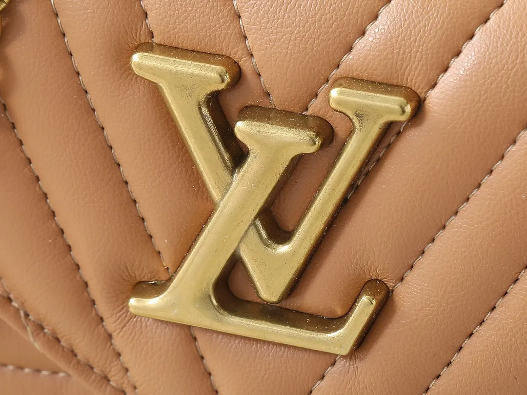 💰220💰Upgraded from the original M53936 M56461 M56466 M56471 M56468 Multi Pochette New The Wave handbag is made of smooth and soft quilted calf leather. It has a dynamic design, adjustable shoulder straps, antique gold metal accessories, bronze gold chain inscriptions and striped jacquard shoulder straps. It can be worn cross-body to provide a variety of carrying methods. The coin-shaped round bag on the shoulder strap can hold keys, change, etc. Size:19/14/5cm