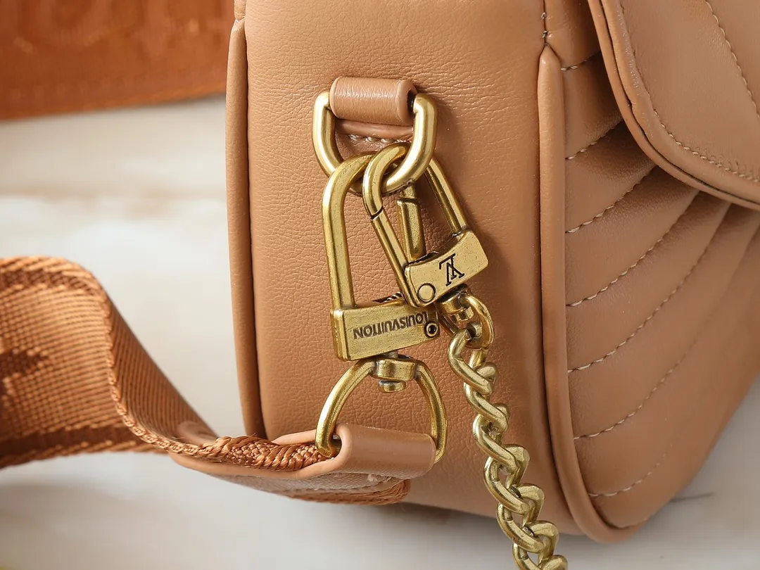 💰220💰Upgraded from the original M53936 M56461 M56466 M56471 M56468 Multi Pochette New The Wave handbag is made of smooth and soft quilted calf leather. It has a dynamic design, adjustable shoulder straps, antique gold metal accessories, bronze gold chain inscriptions and striped jacquard shoulder straps. It can be worn cross-body to provide a variety of carrying methods. The coin-shaped round bag on the shoulder strap can hold keys, change, etc. Size:19/14/5cm